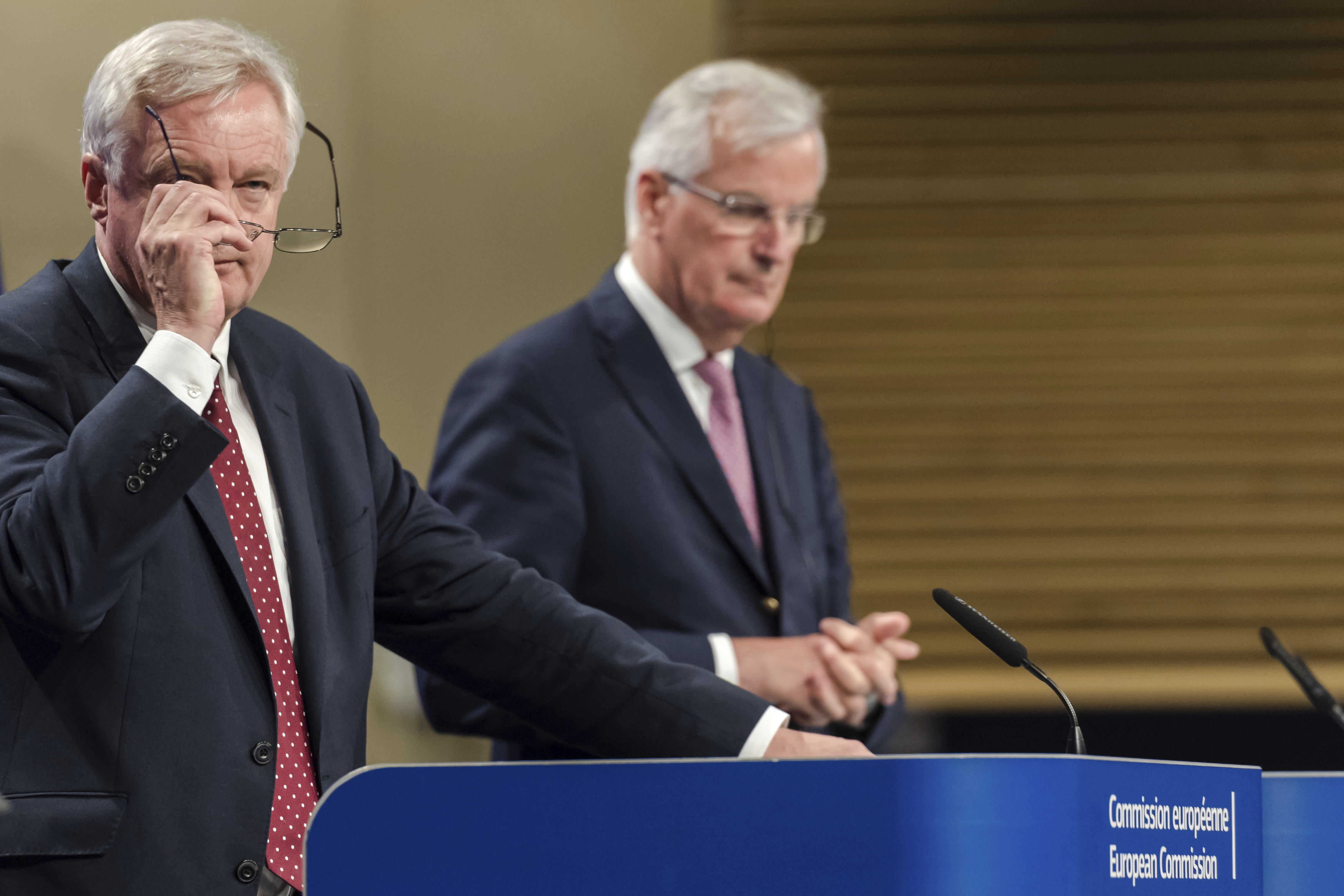 Ръководителят на британския преговорен екип Дейвид Дейвис (вляво) оспори оценката, че преговорите не бележат напредък