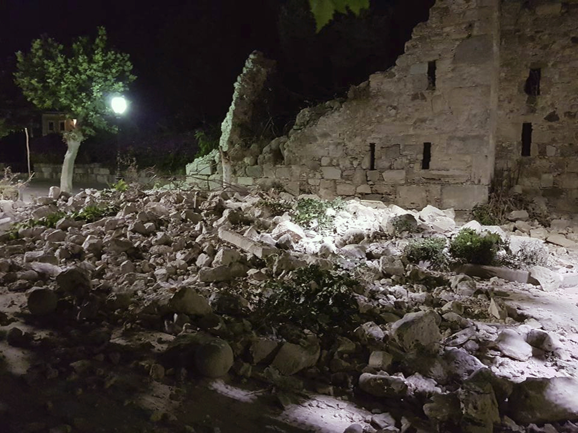 Тежко повреден от земетресението е стар замък на остров Кос