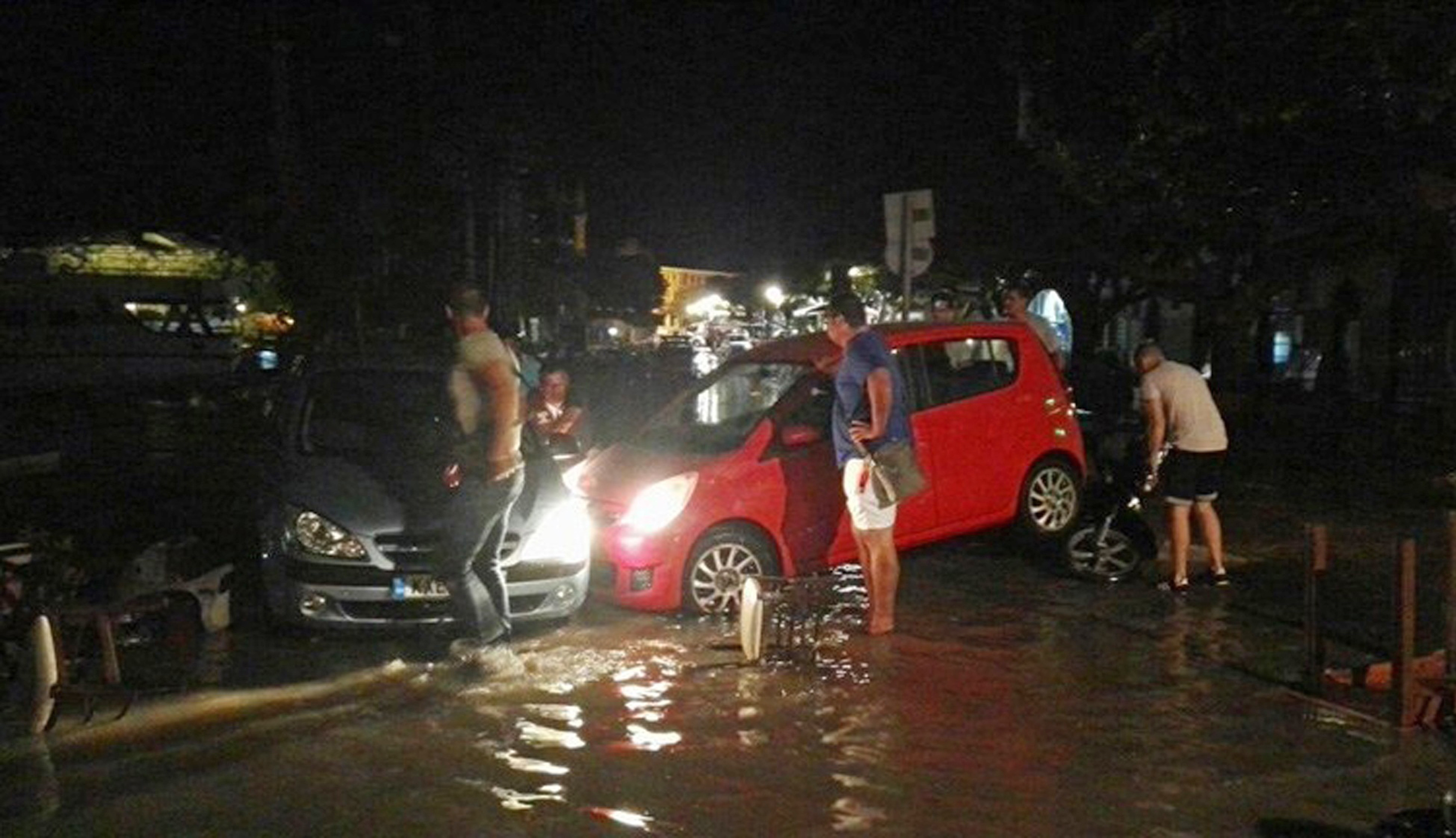 На остров Кос хора местят колите си от наводнения след земетресението крайбрежен път