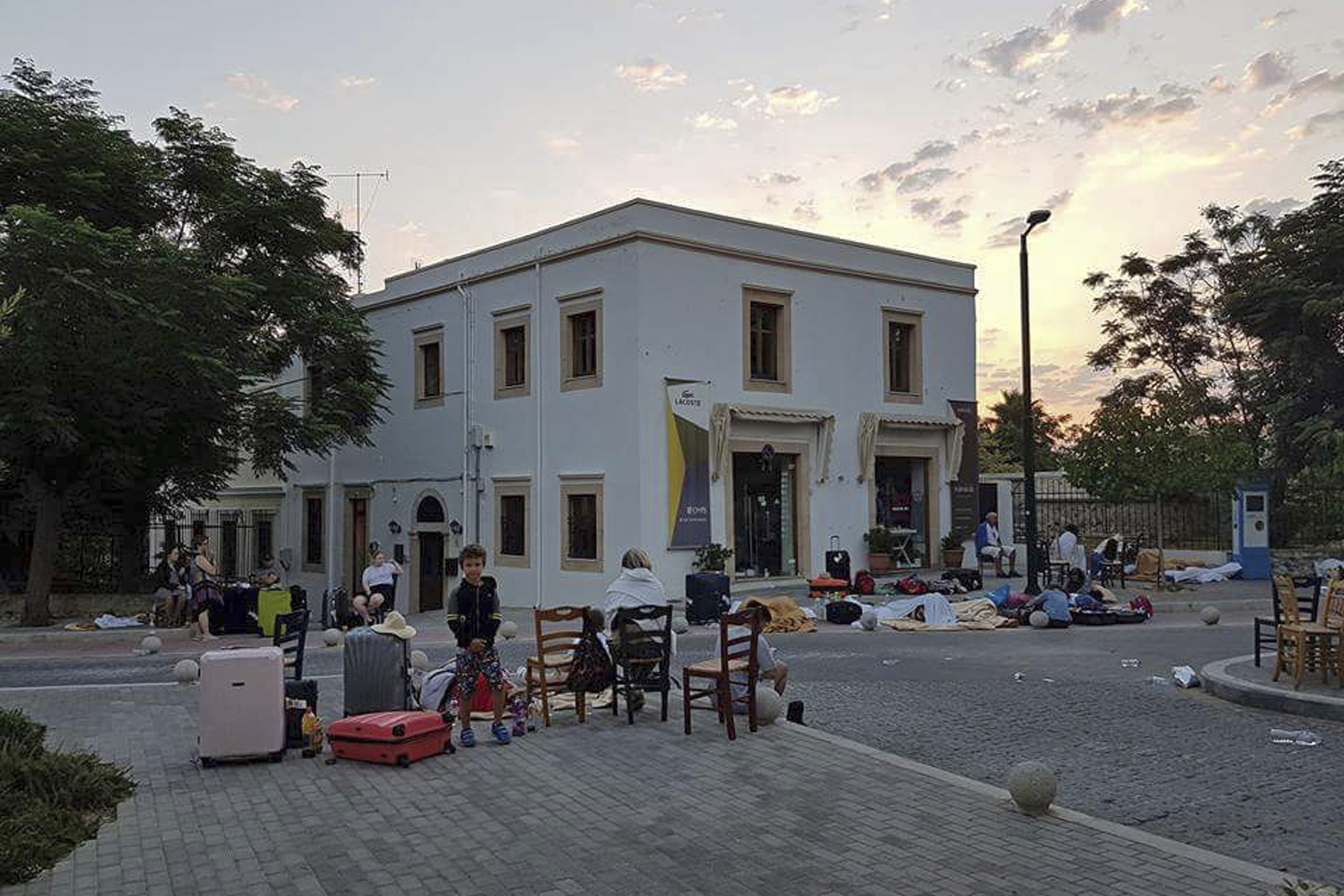 Стреснати от земетресението, много жители на Кос спаха на улицата през изминалата нощ