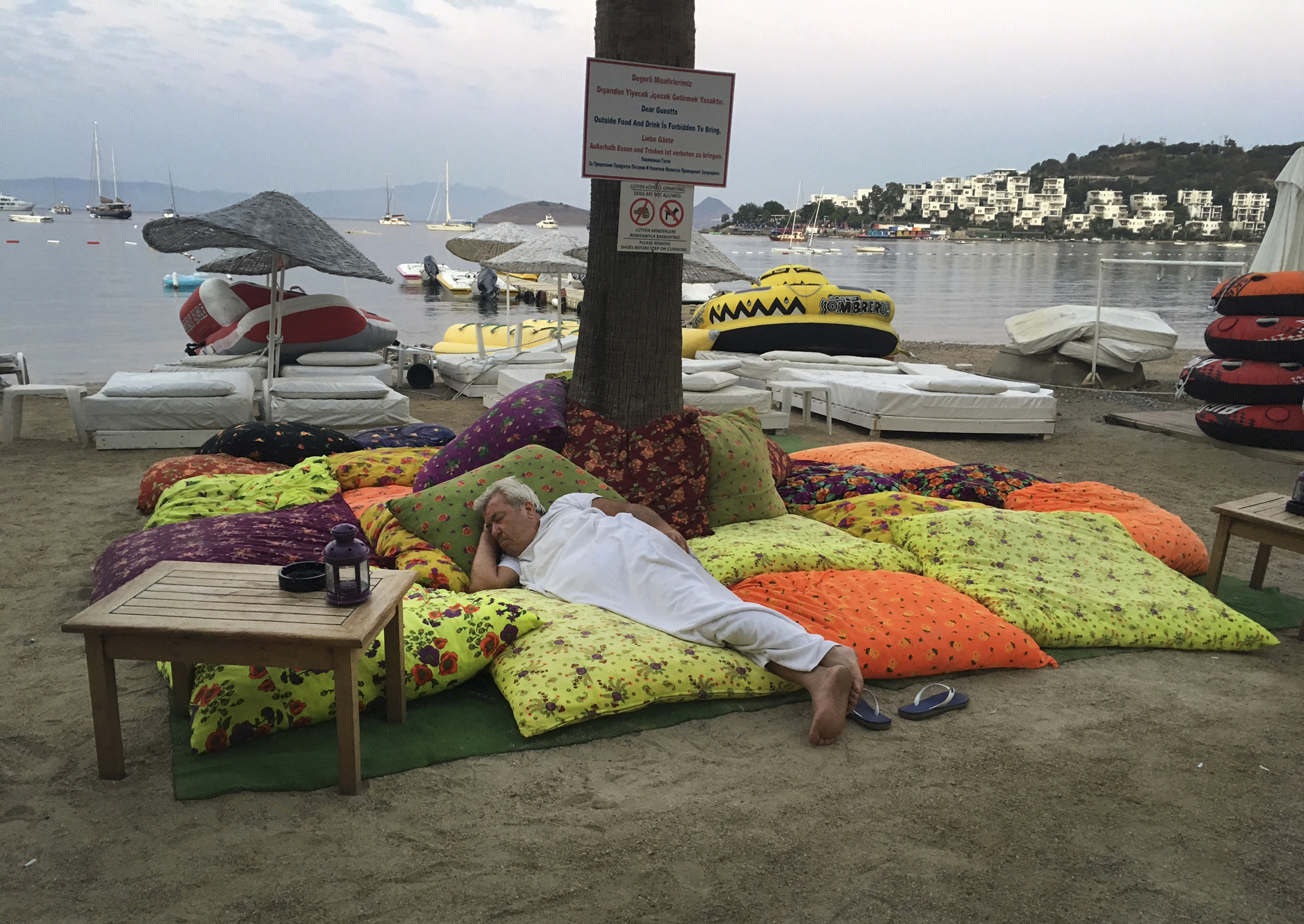 В курорта Битез, Турция, мнозина предпочетоха да спят на открито