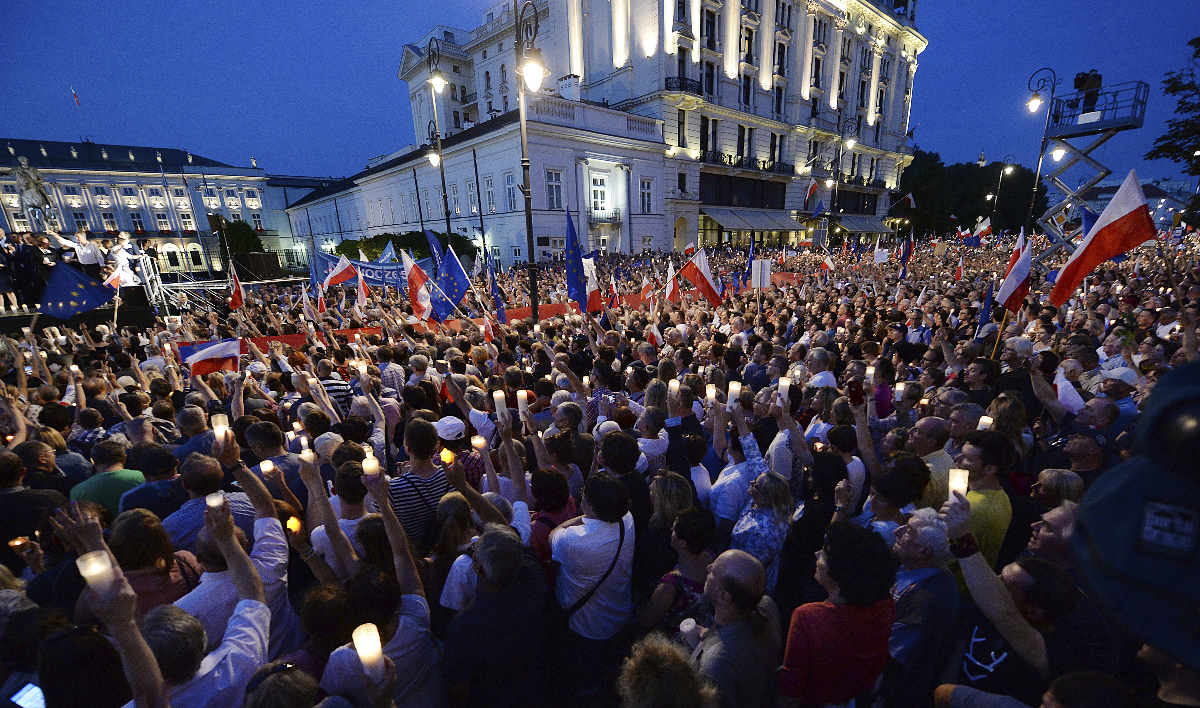 Десетки хиляди протестираха в Полша против съдебните реформи