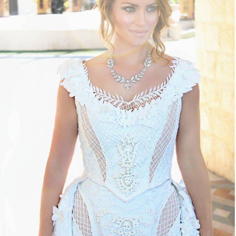 Сватбена рокля с 1500 пеперуди спечели конкурса за булчинска рокля от тоалетна хартия