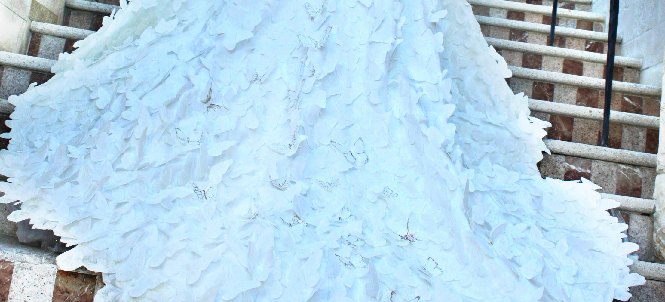 Сватбена рокля с 1500 пеперуди спечели конкурса за булчинска рокля от тоалетна хартия