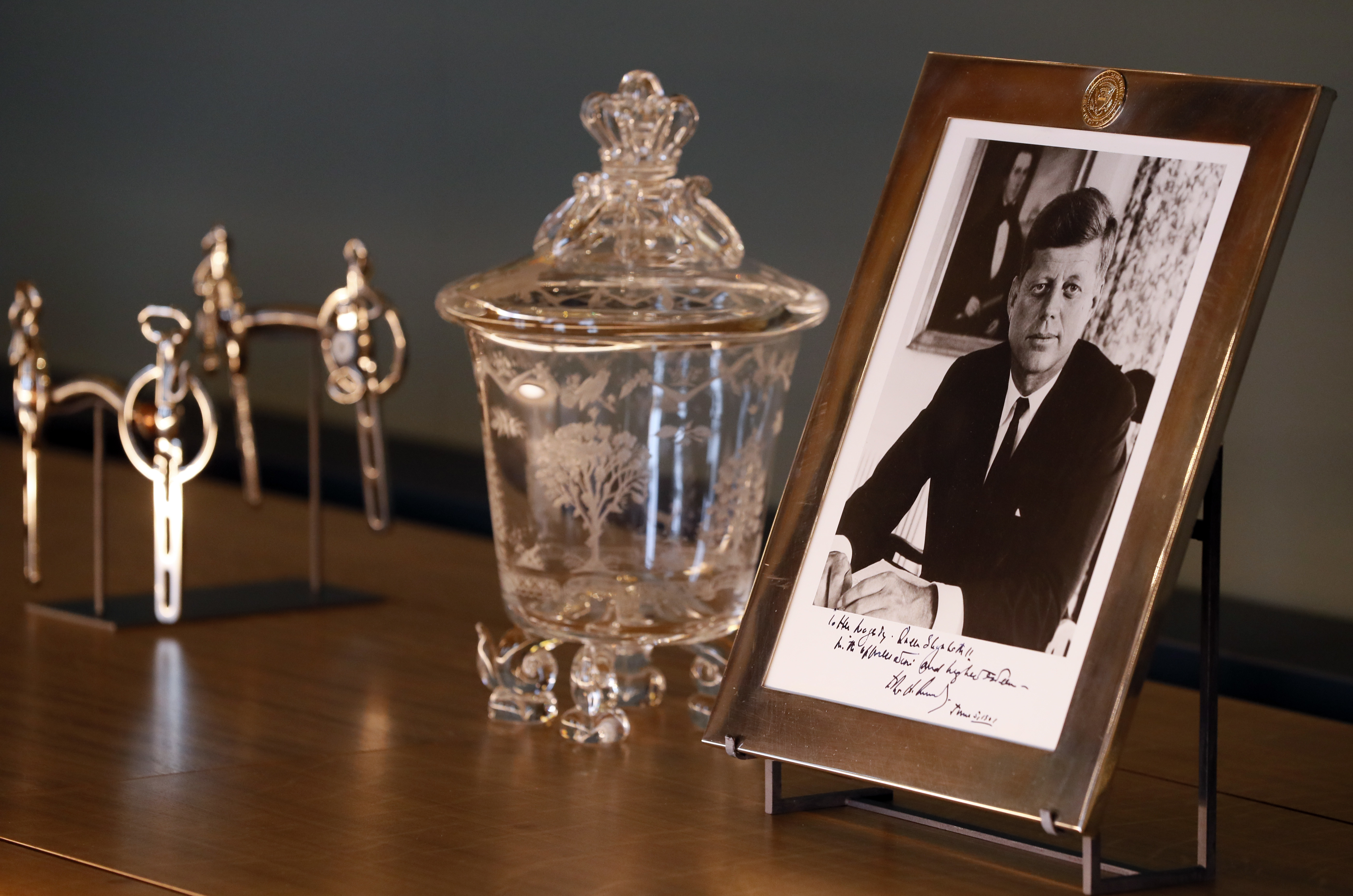 Снимка с посвещение от Джон Кенеди подарък за крализа Елизабет II
