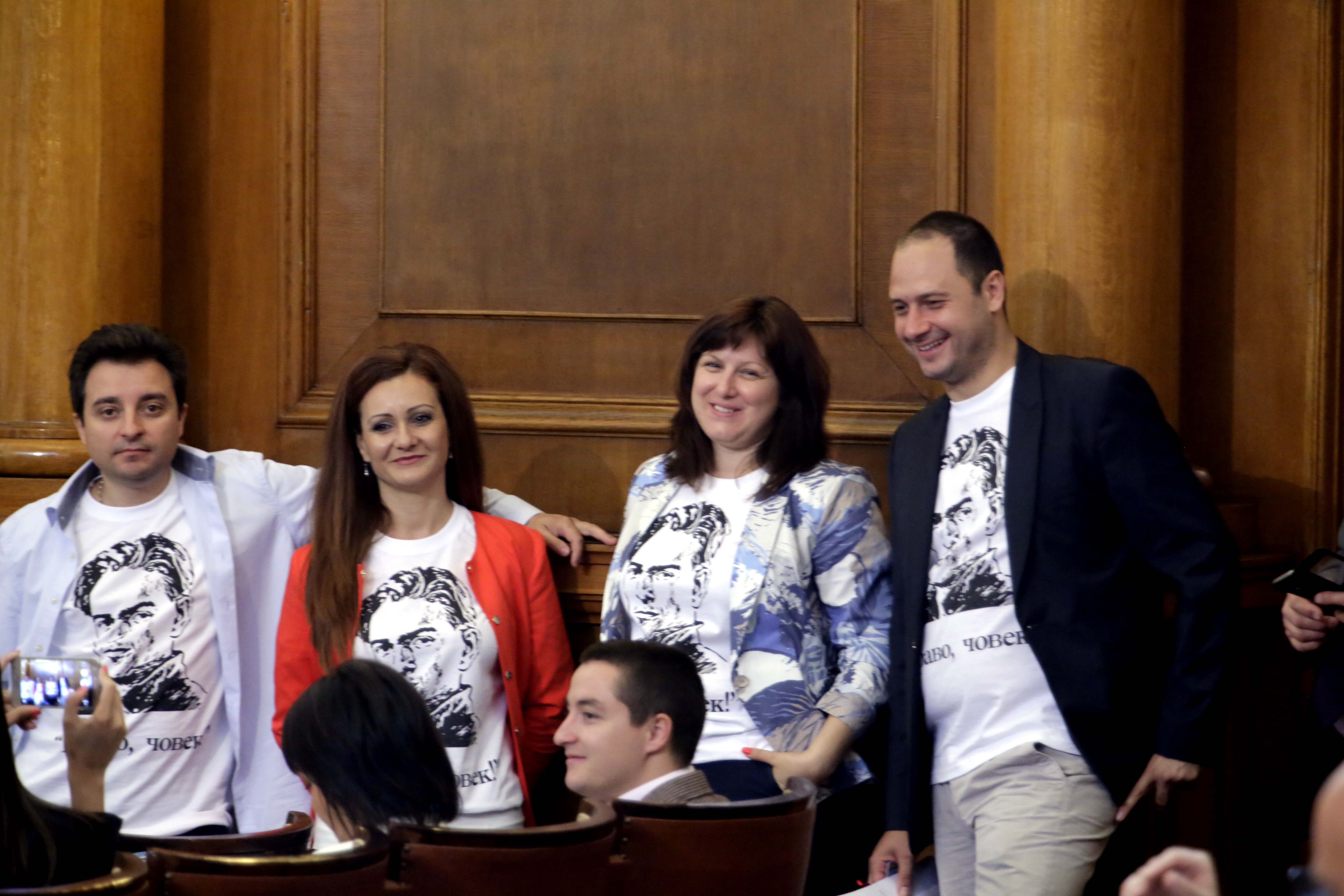 Млади хора, облечени с тениски с лика на Вапцаров, се появиха сред депутатите