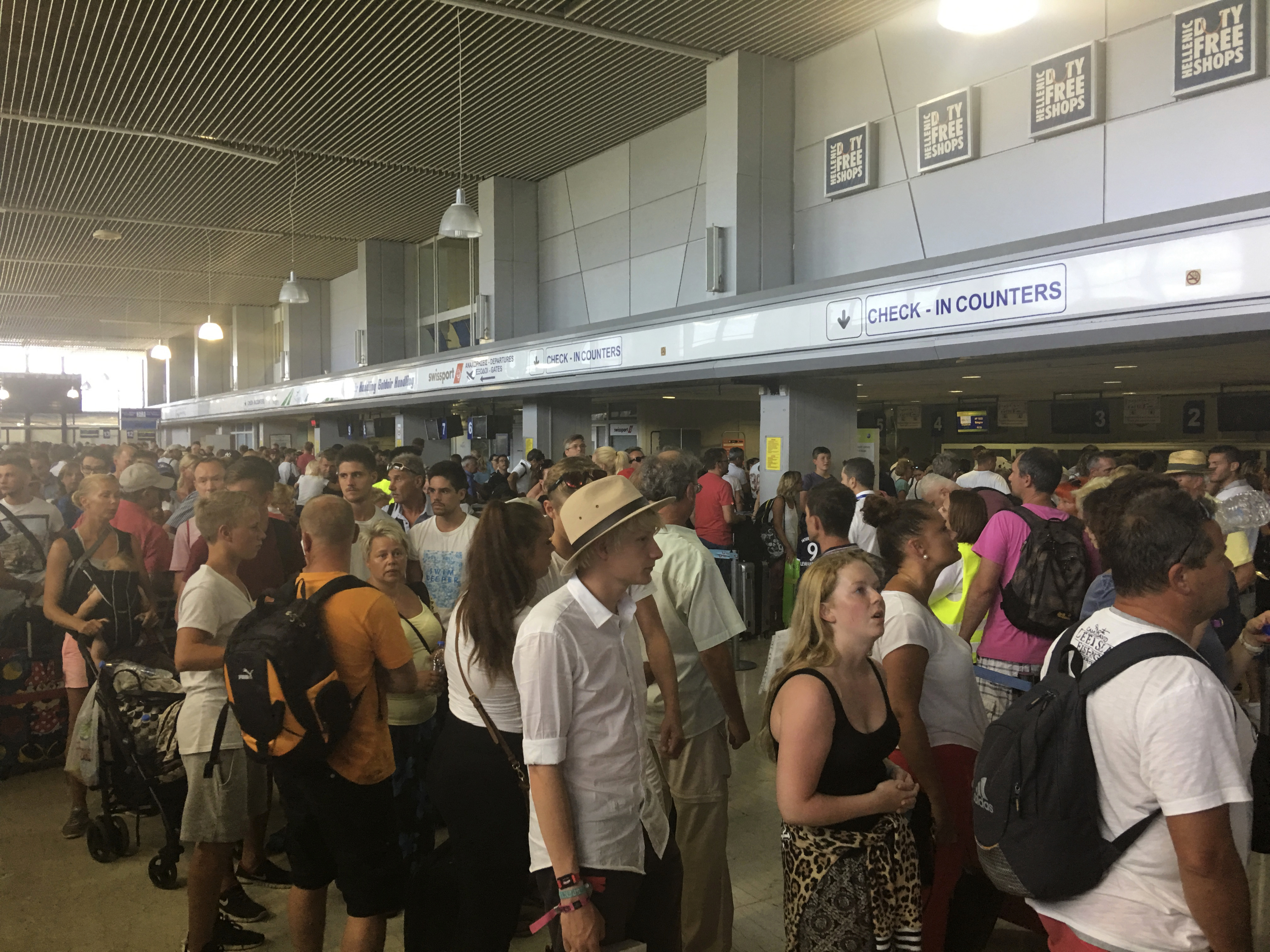 Пътниците на опашката в самото летище след отмяната на много полети на гръцкия остров Кос