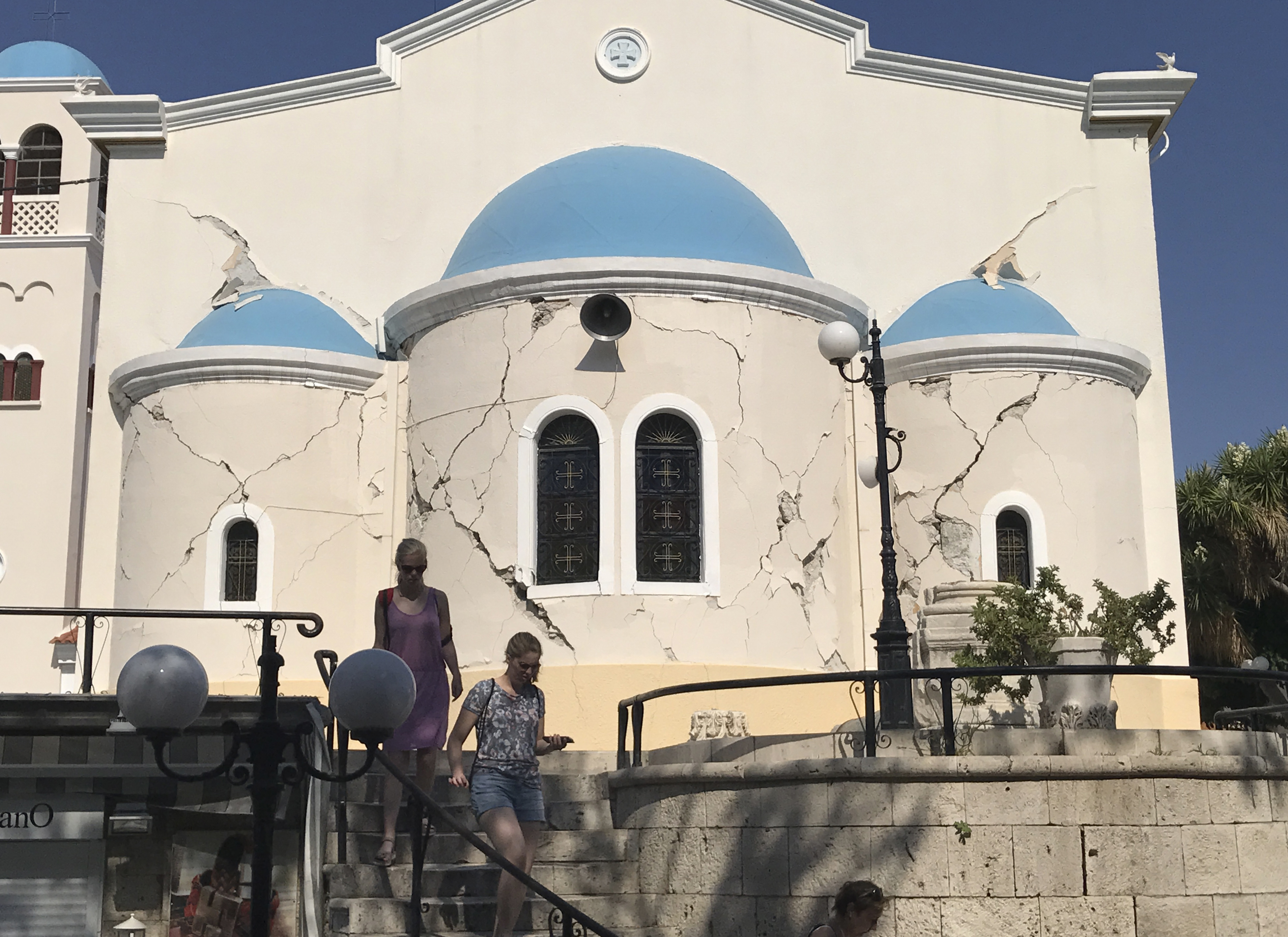 Напукани след земетресението стени на храм в град Кос на едноименни гръцки остров