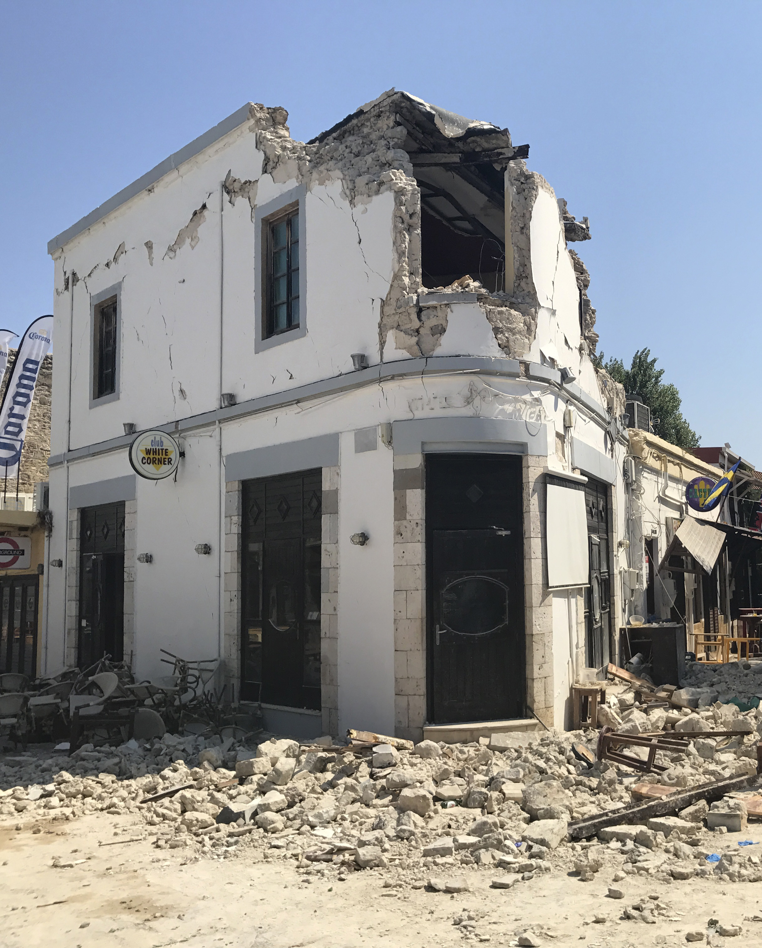 Полуразрушена сграда след земетресението в Кос на едноименния остров в Гърция