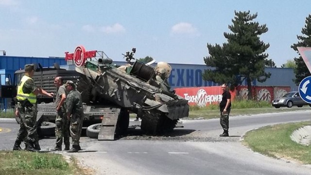 Танк падна от платформа на кръгово кръстовище в Хасково
