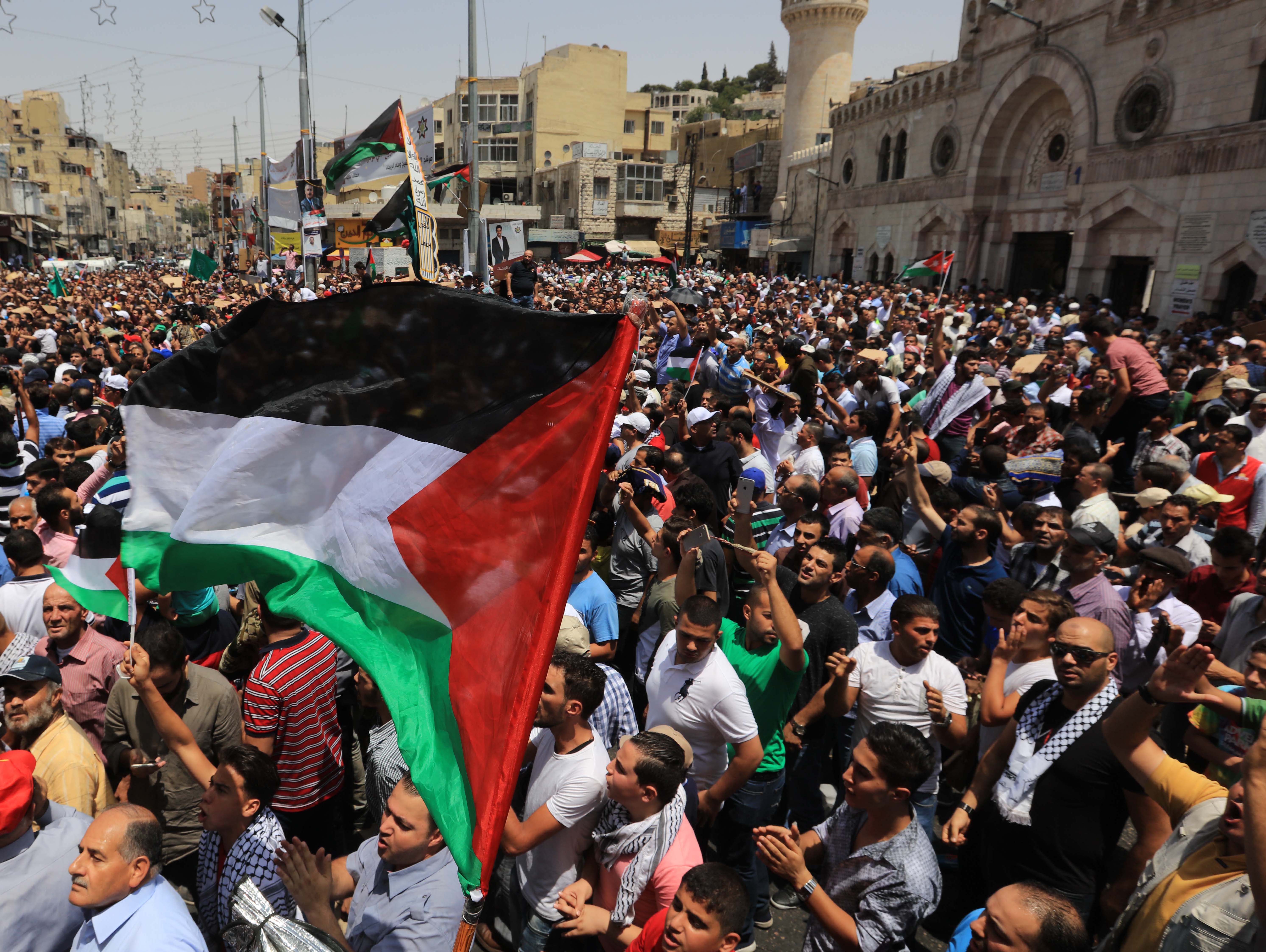 Палестинците организираха масови протести заради новите мерки за сигурност около джамията Ал Акса в Йерусалим