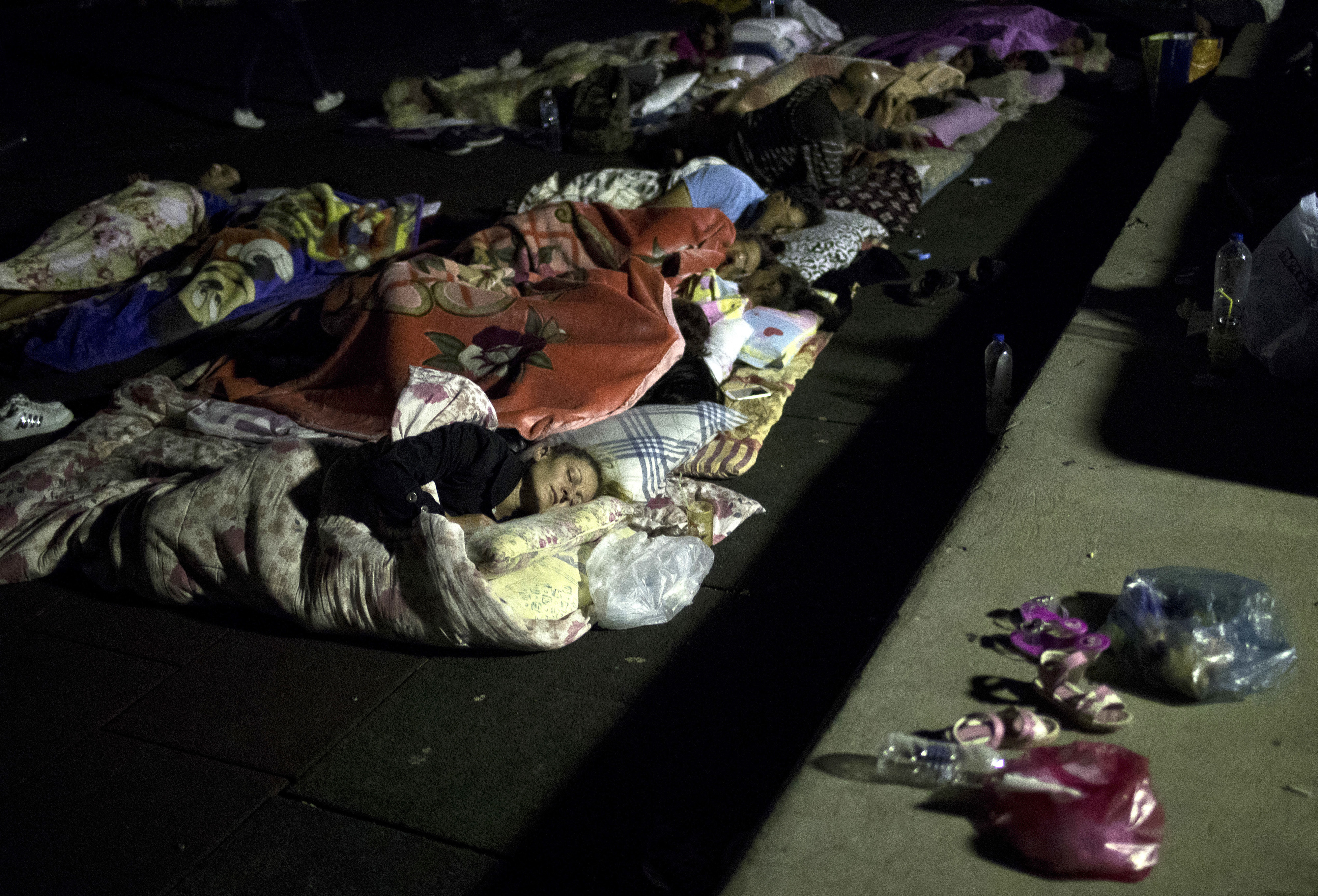 Туристи спят на открито след мощното земетресение на о-в Кос