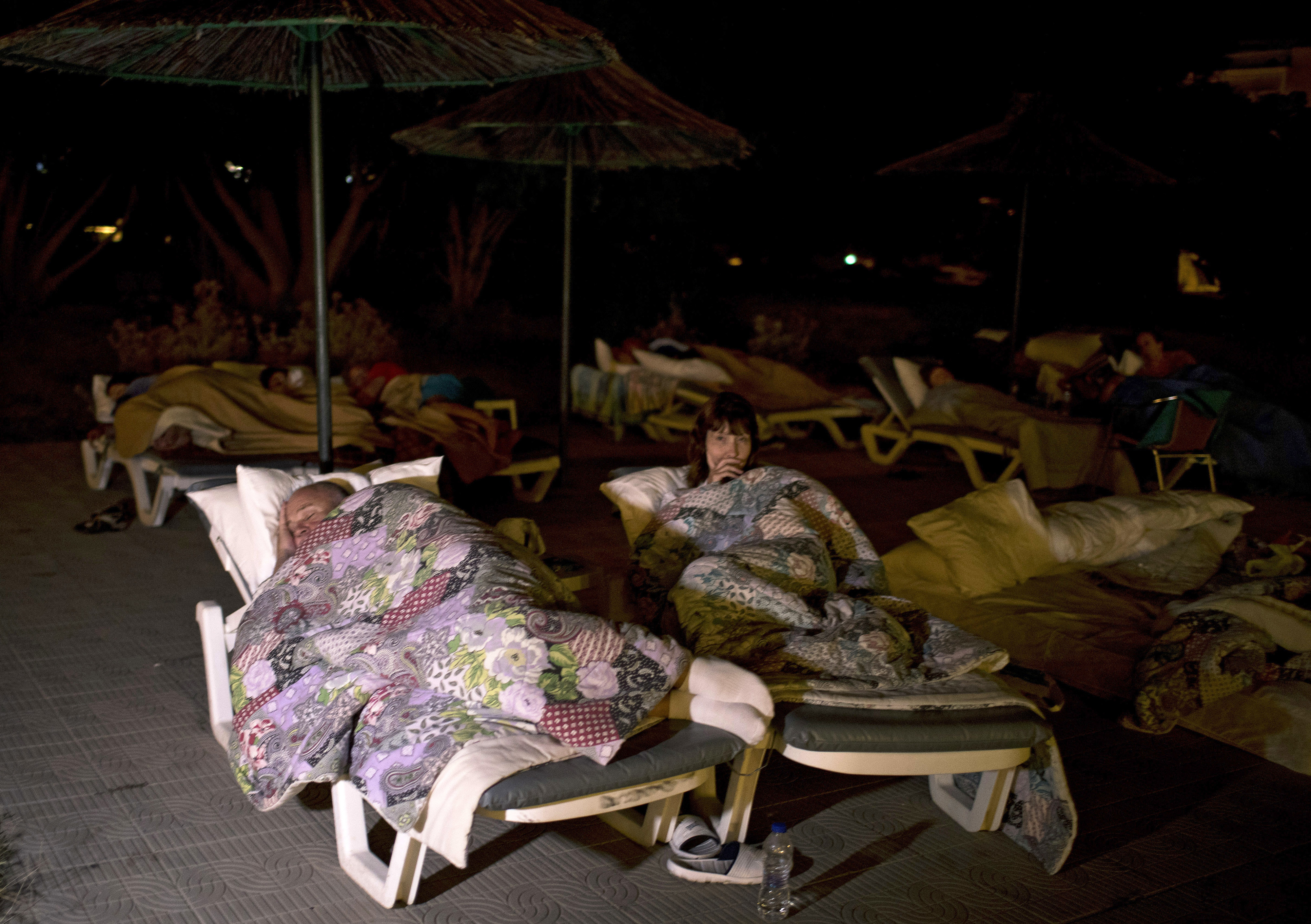 Британски туристи предпочетоха да прекарат нощта на шезлонги на плажа