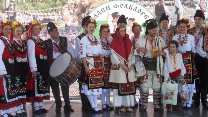 В Арбанаси подобриха рекорда на Гинес за най-масова сватба