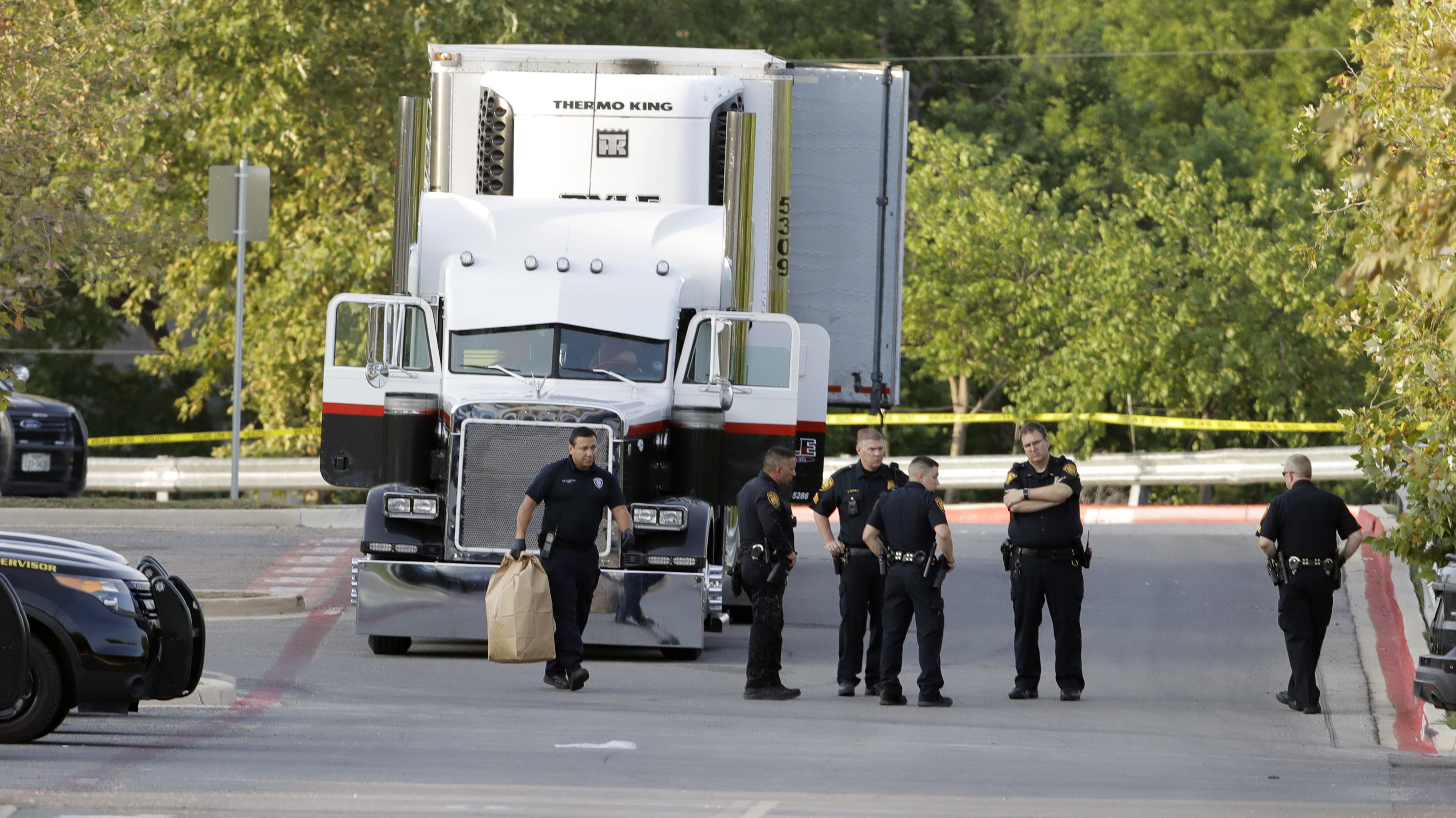 Полицаи в Сан Антонио край камиона с нелегалните мигранти