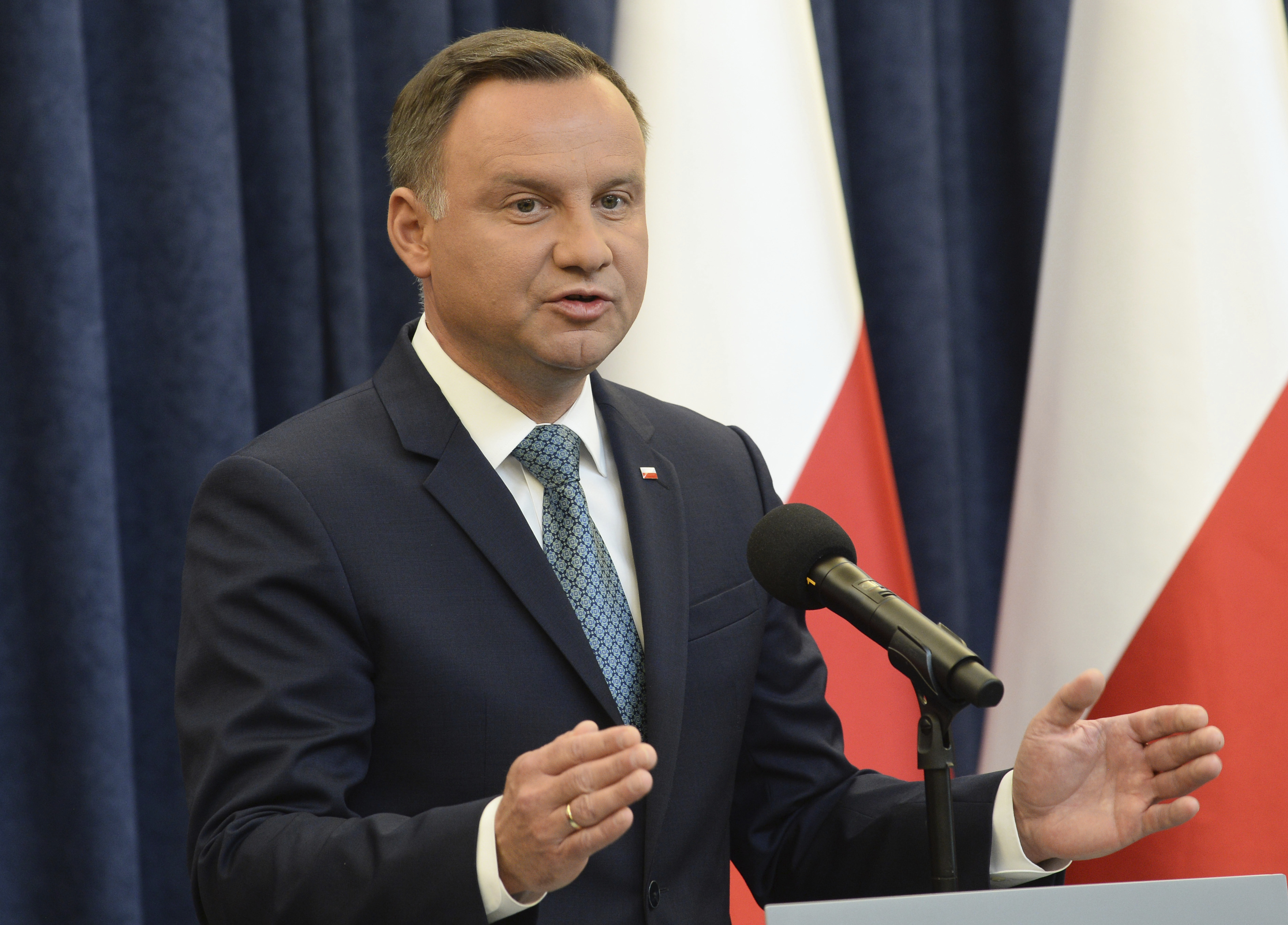 Президентът на Полша Анджей Дуда съобщава, че налага вето върху два закона за съдебна реформа