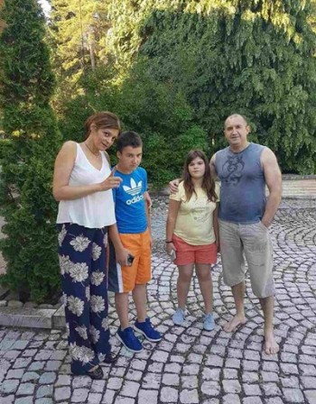 Румен Радев и съпругата му с децата от Вълчан дол