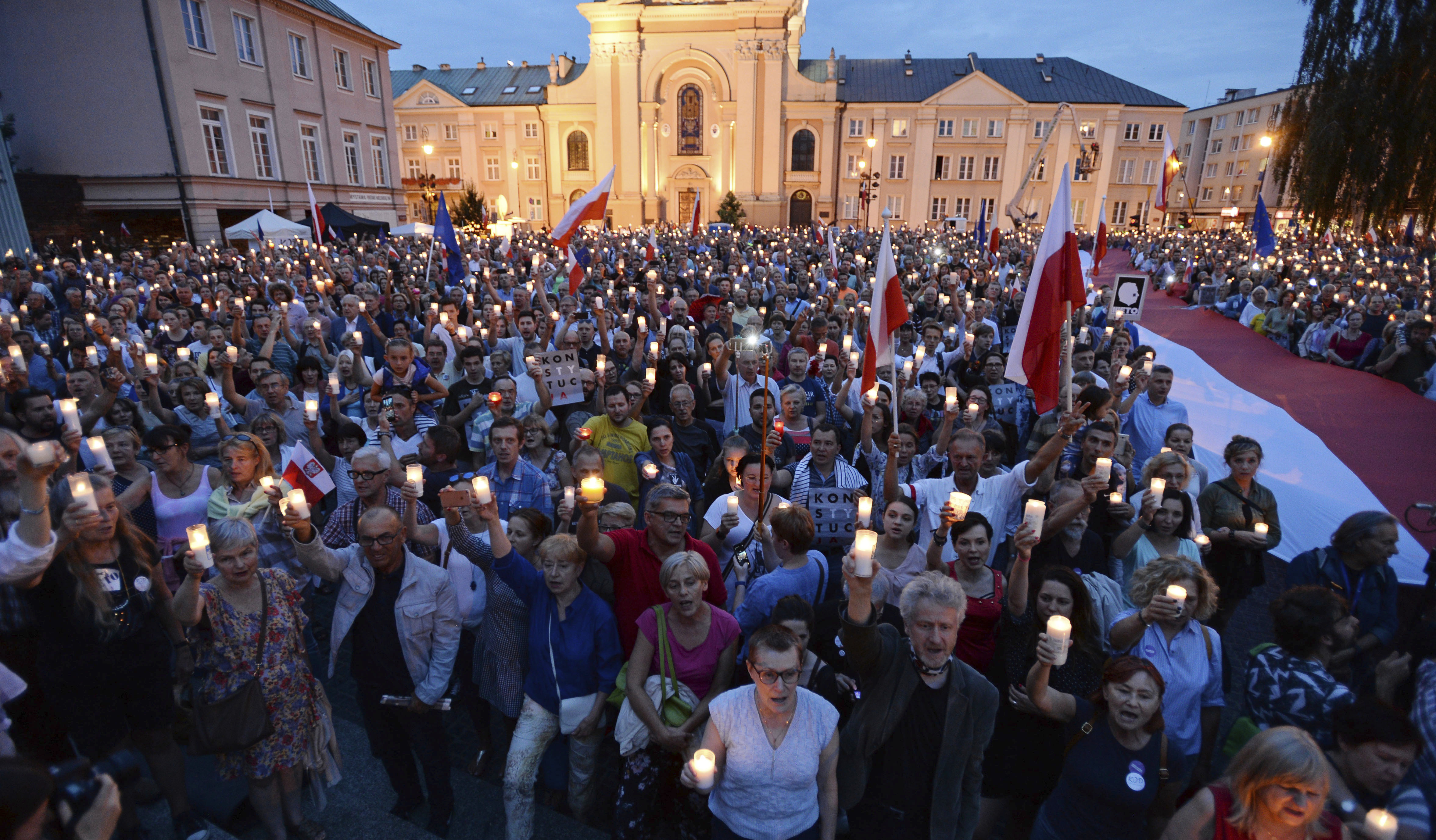 Снощи пред президентския дворец във Варшава отново се събраха протестиращи