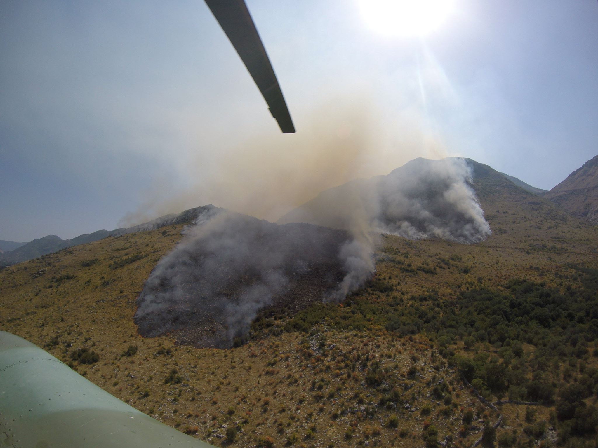 Военни и хеликоптер на ВВС гасиха пожари в Черна гора