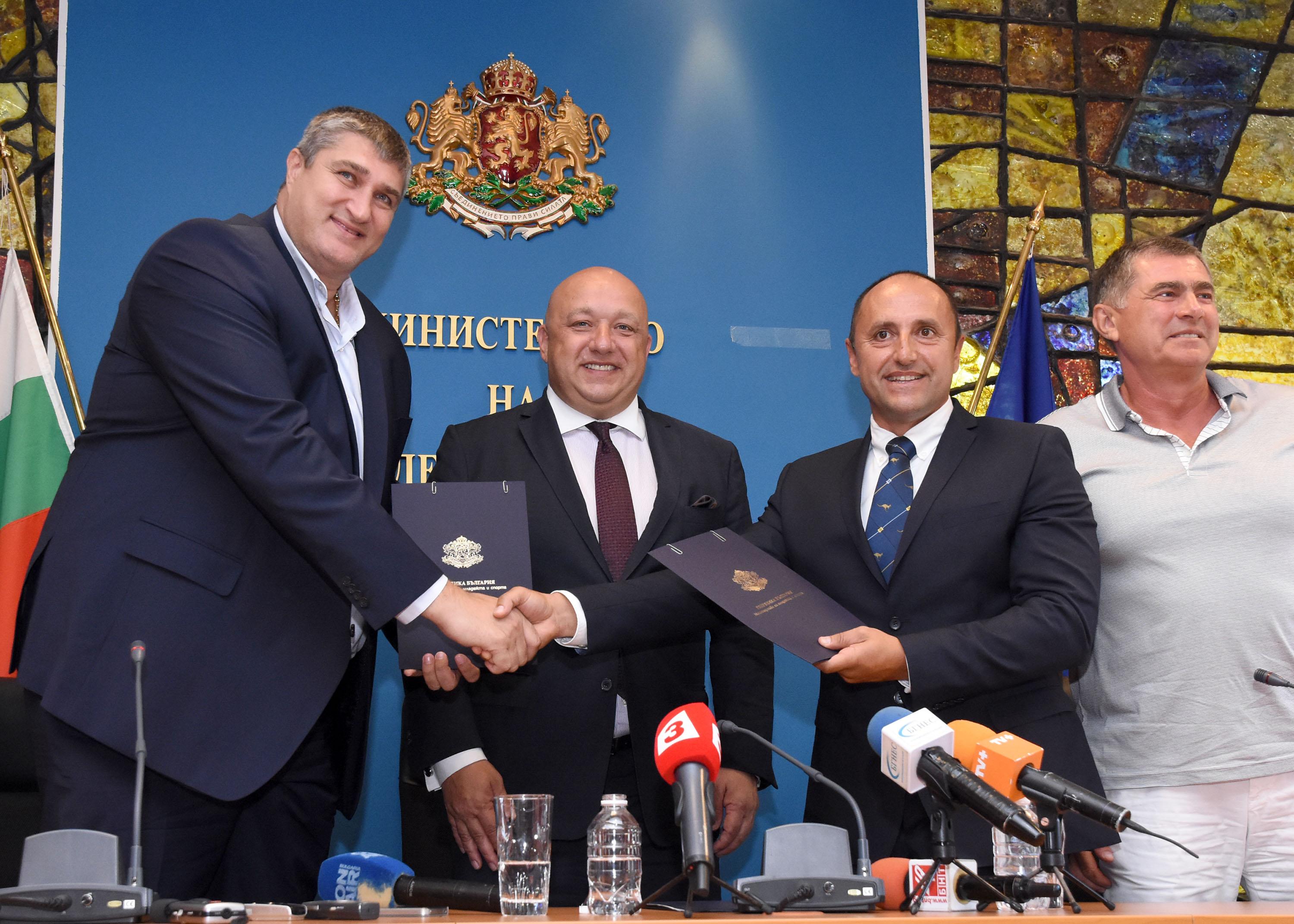 Любо Ганев, Красен Кралев и Борис Тодоров при подписване на договора за преименуване на зала ”Фестивална”