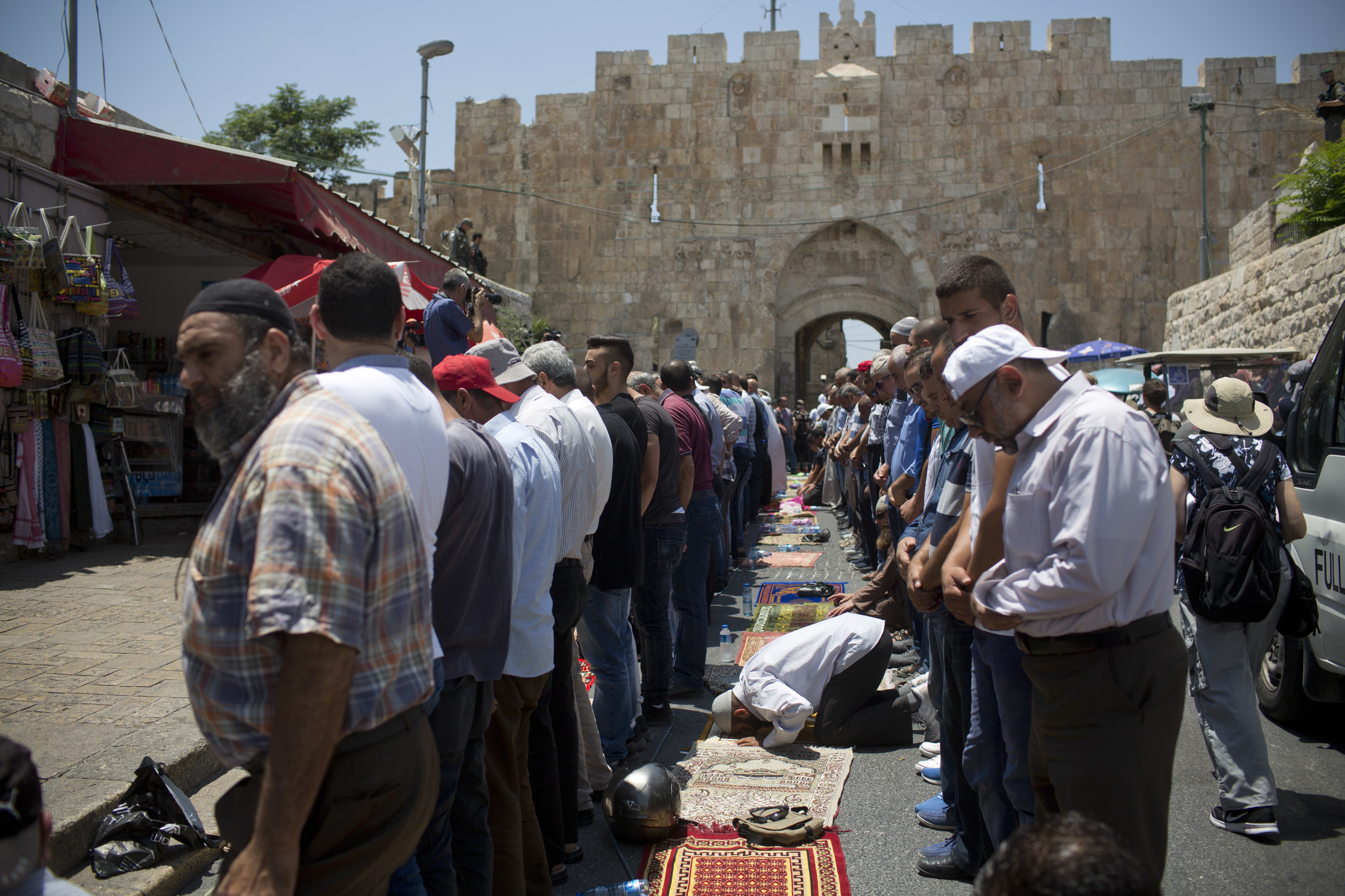 Палестинци се молят в стария град на Ерусалим