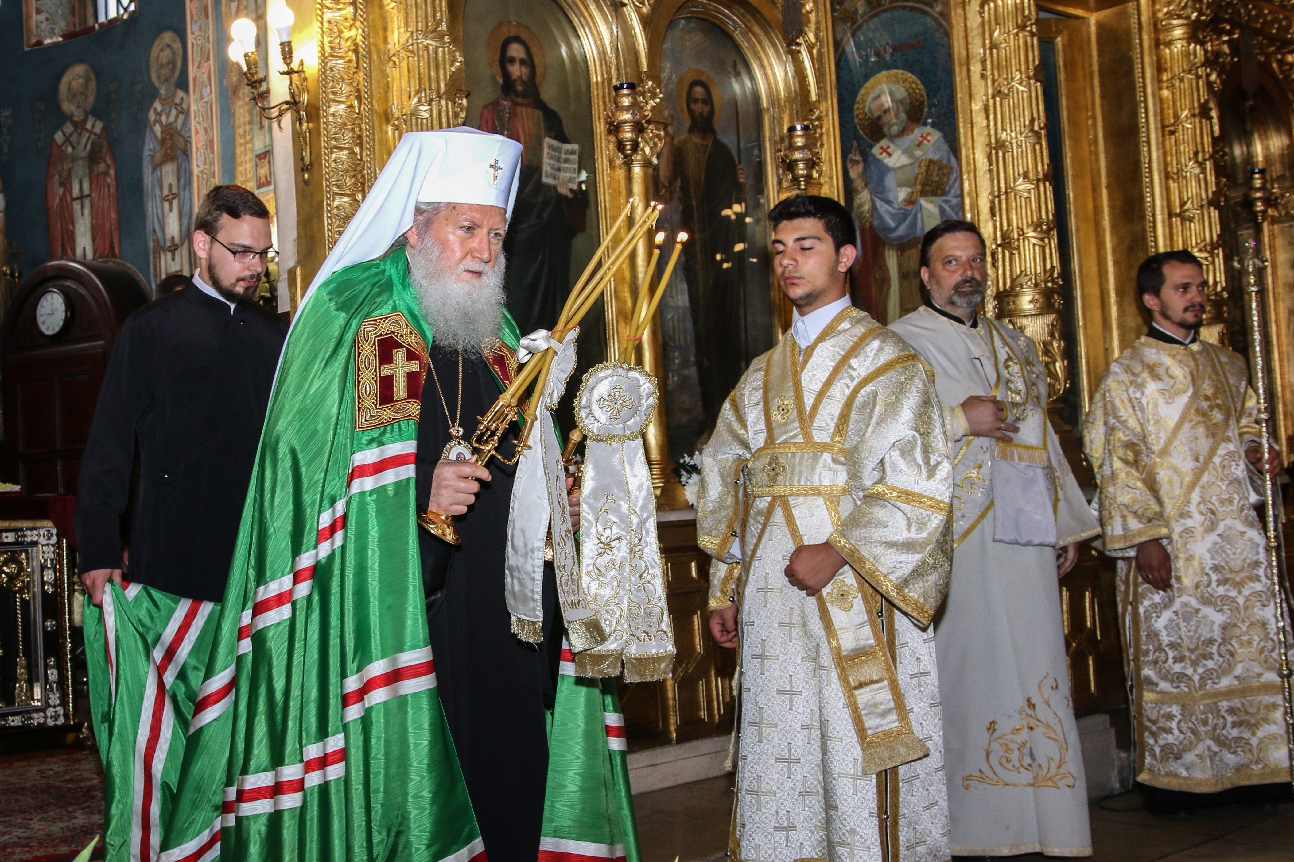 Патриарх Неофит при излагане на мощите на Свети Пантелеймон