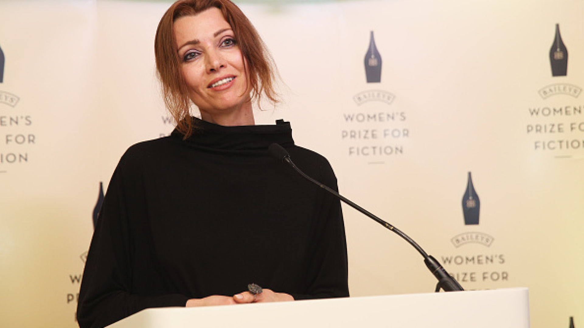 Турски прокурори започнаха разследване срещу писатели включително прочутата носителка на