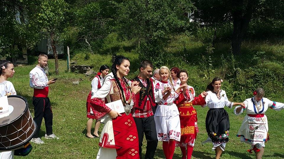 Дъщерята на Каракачанов се омъжи в народна носия