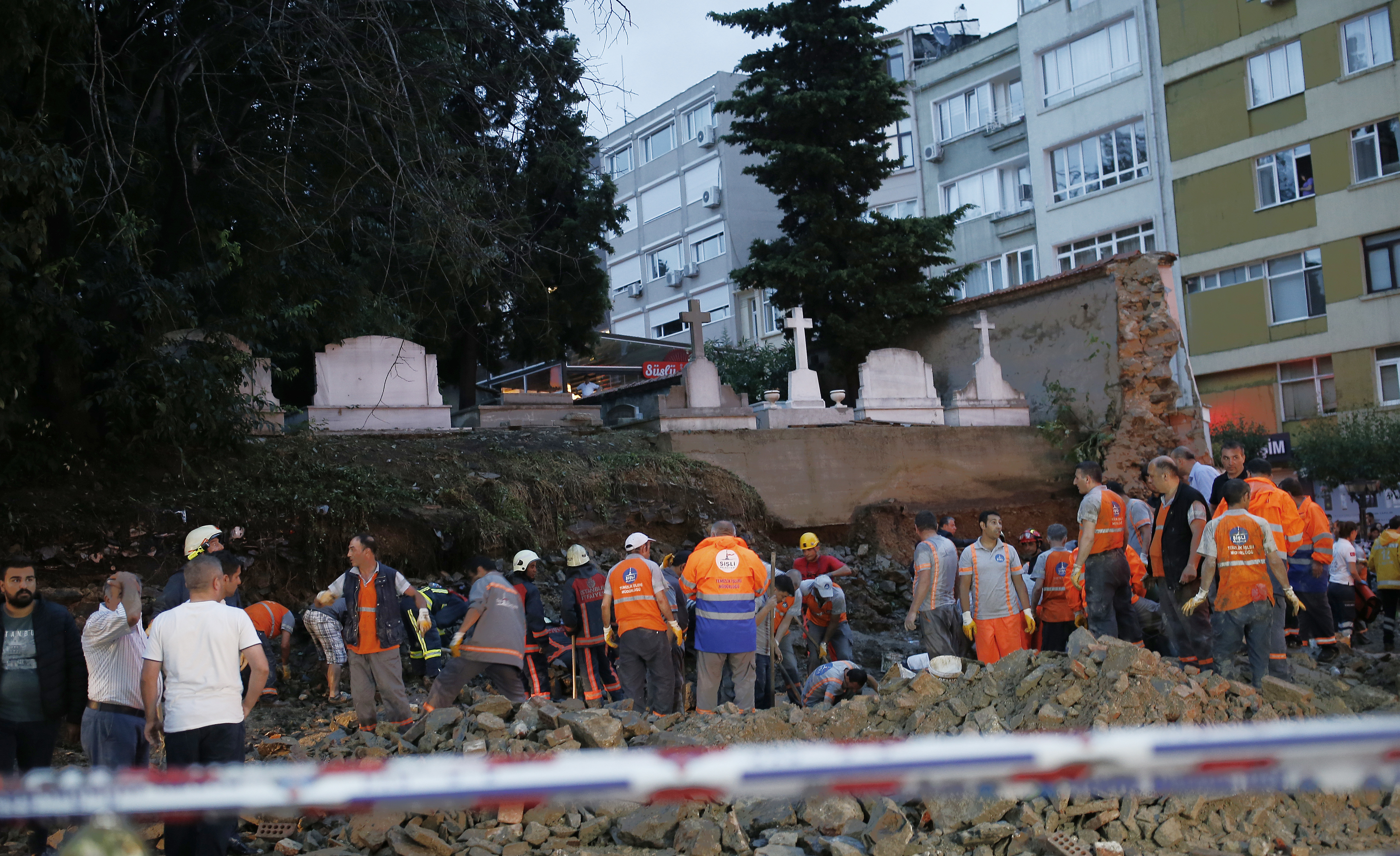 Суперклетка причинила потопа в Истанбул