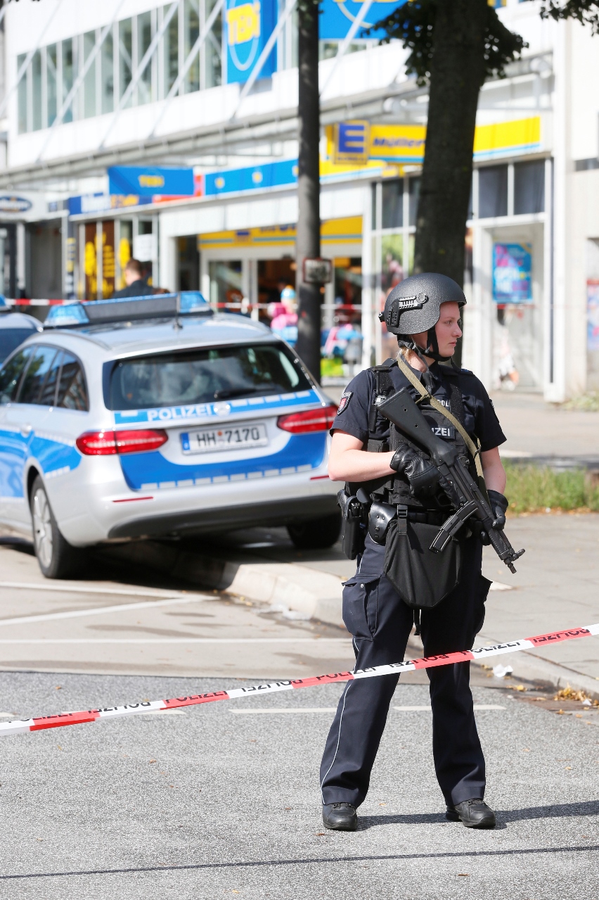 Полицията отцепи района около супермаркет в Хамбург, където мъж уби един и рани няколко души