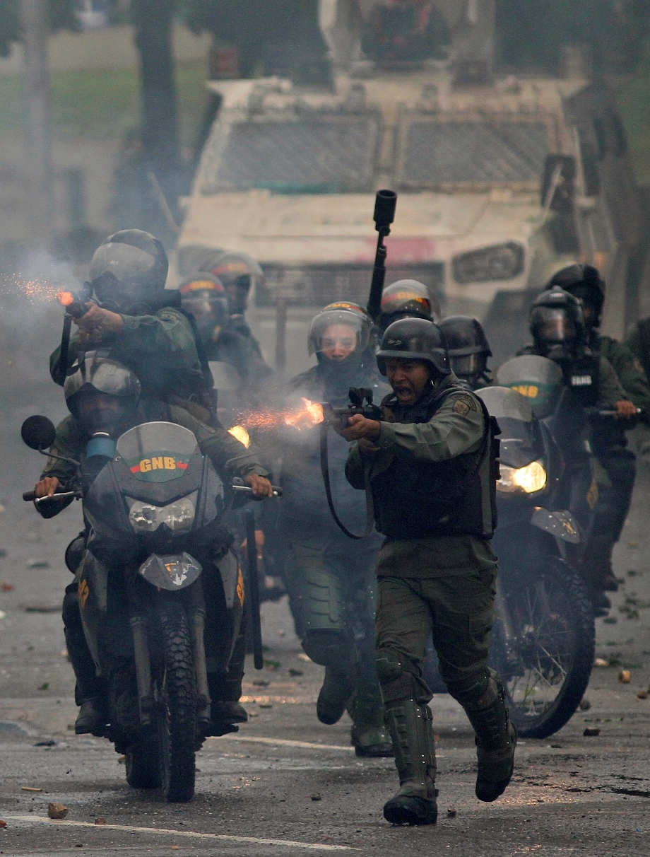 Боливарянската национална гвардия в действие срещу опозицията