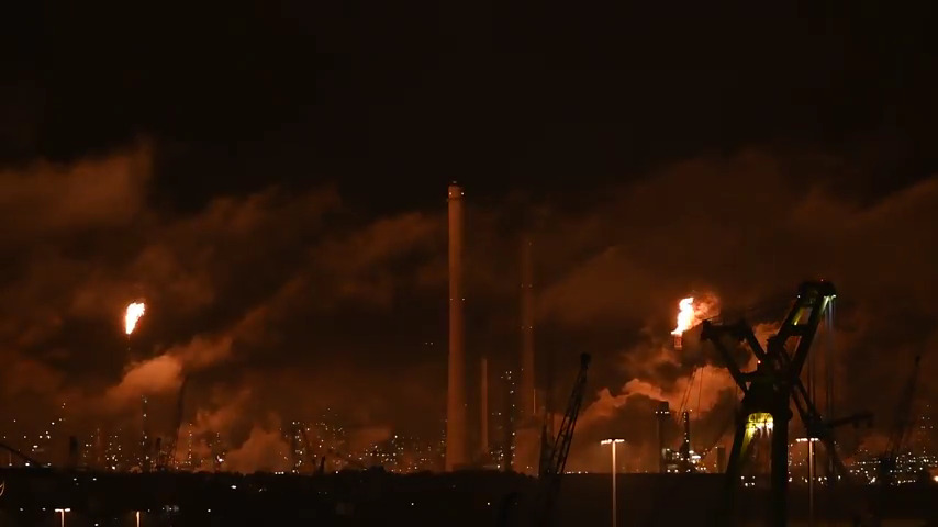 Пожар в най-голямата рафинерия в Европа (Видео)