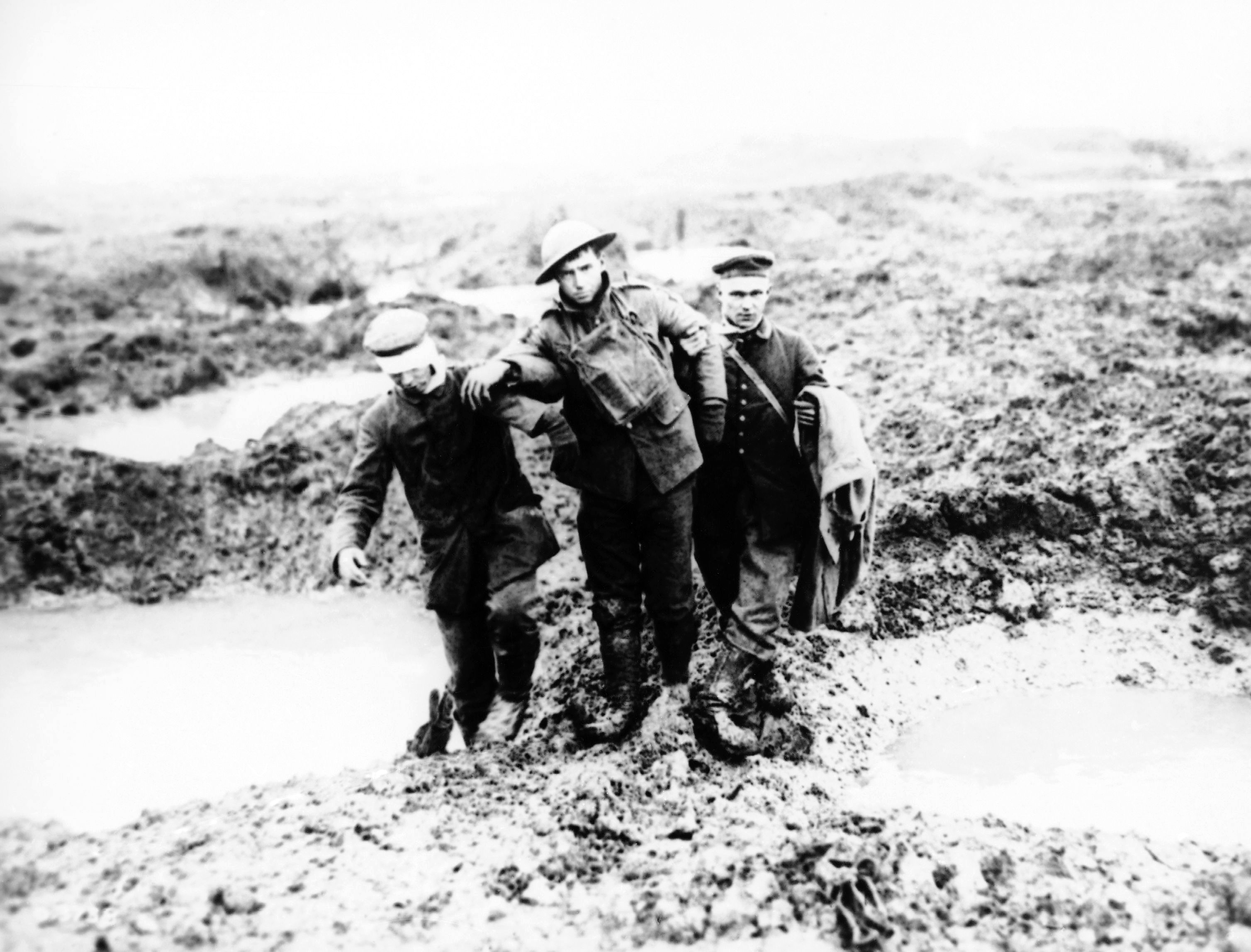 Ранени канадски и германски войници си помагат един на друг по време на битката при Пашендейл от Първата световна война