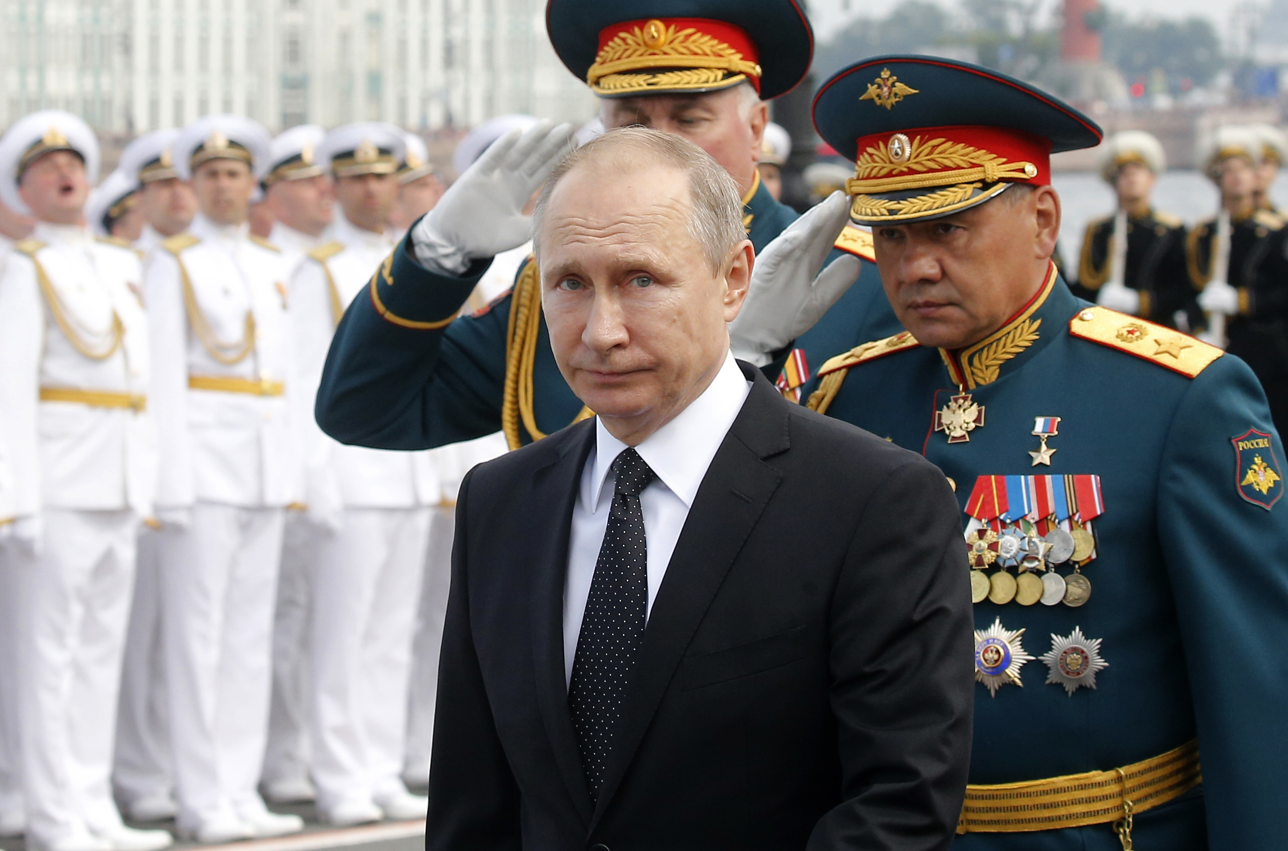 Руският президент Путин и военният министър Шойгу уважиха Деня на военноморския флот в Санкт Петербург