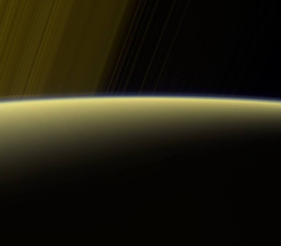 На Сатурн откриха призрачни светлинни завеси