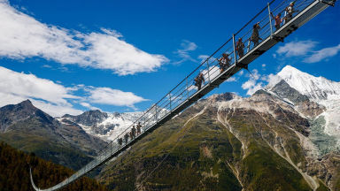 Не поглеждайте надолу - намирате се на най-дългия висящ мост в света