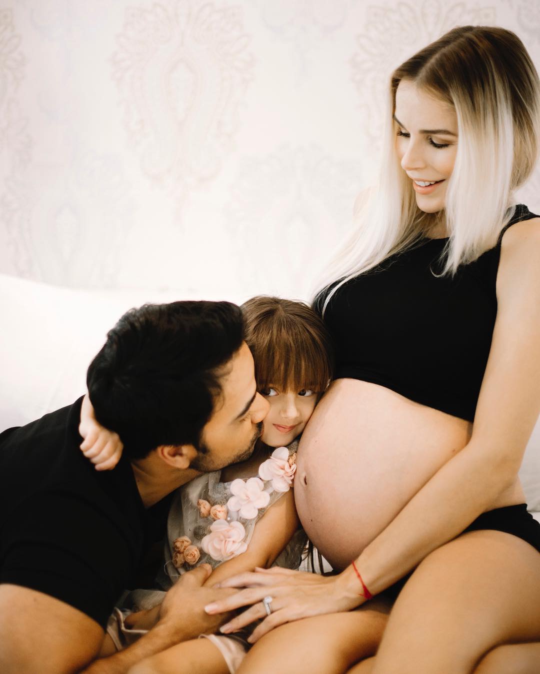 Съпругата на Луис Фонси Агеда Лопес, докато е бременна с второто им дете