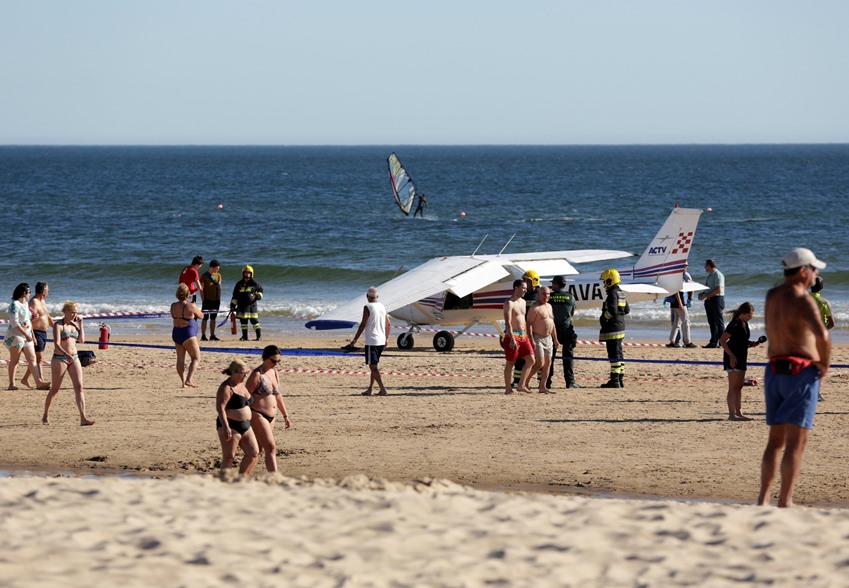 Самолет уби двама души на претъпкан плаж