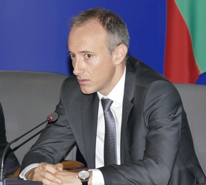 Министър Красимир Вълчев обяви, че МОН се отказва от проекта за ваканциите