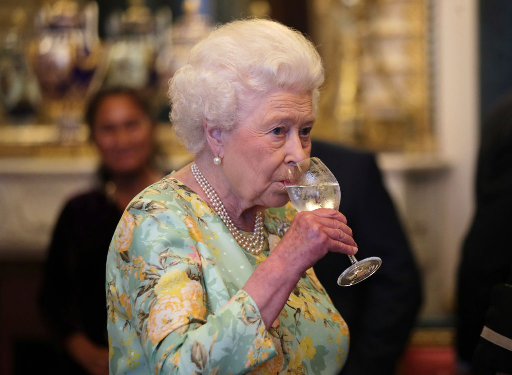 Кралица Елизабет II пиела по чаша вино с обяда