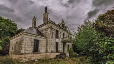 Снимките на изоставен френски замък плашат купувачите   