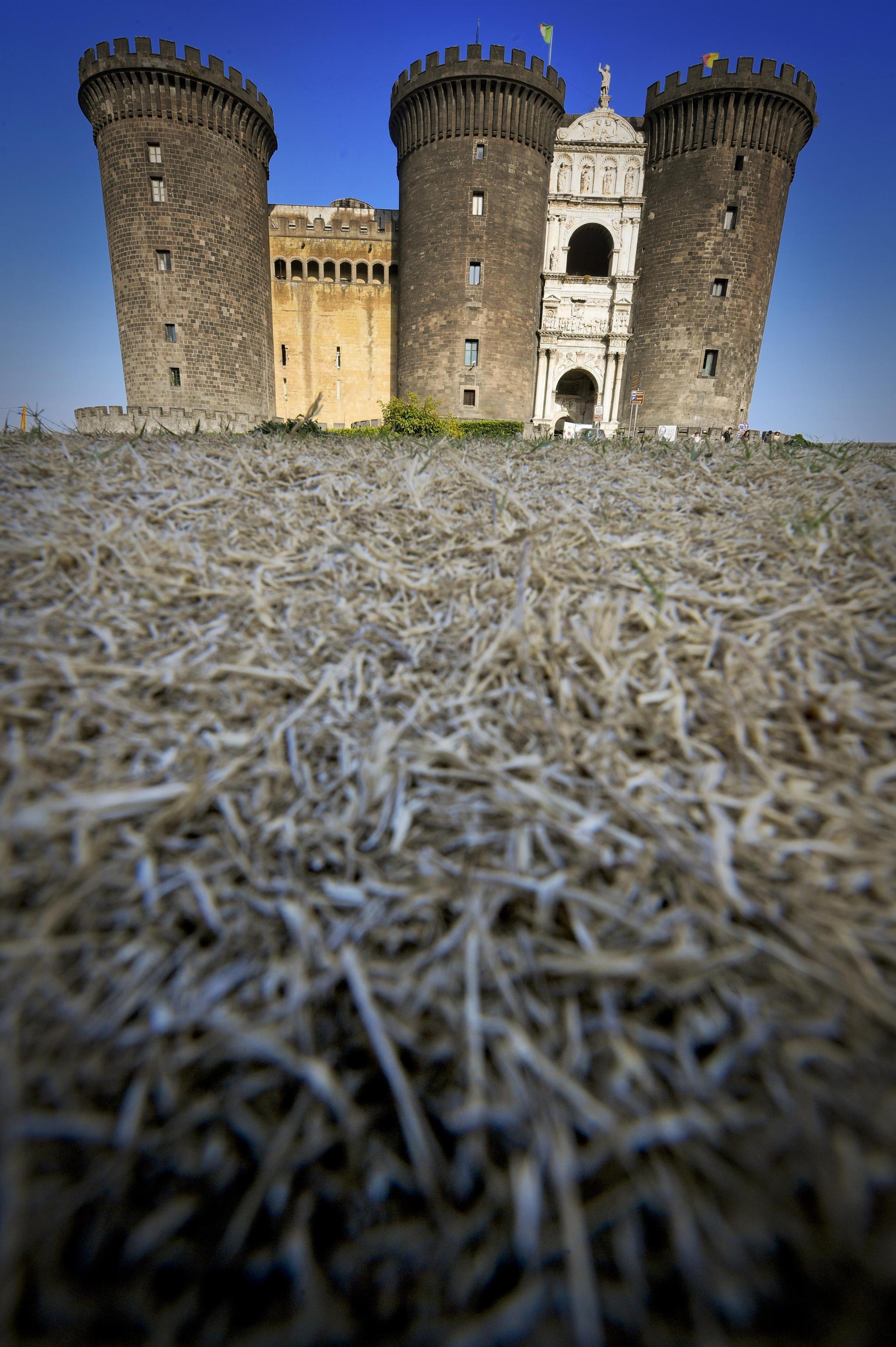 Зеленината пред стар замък в Неапол е напълно унищожена от жегата и опустошителната суша в Италия