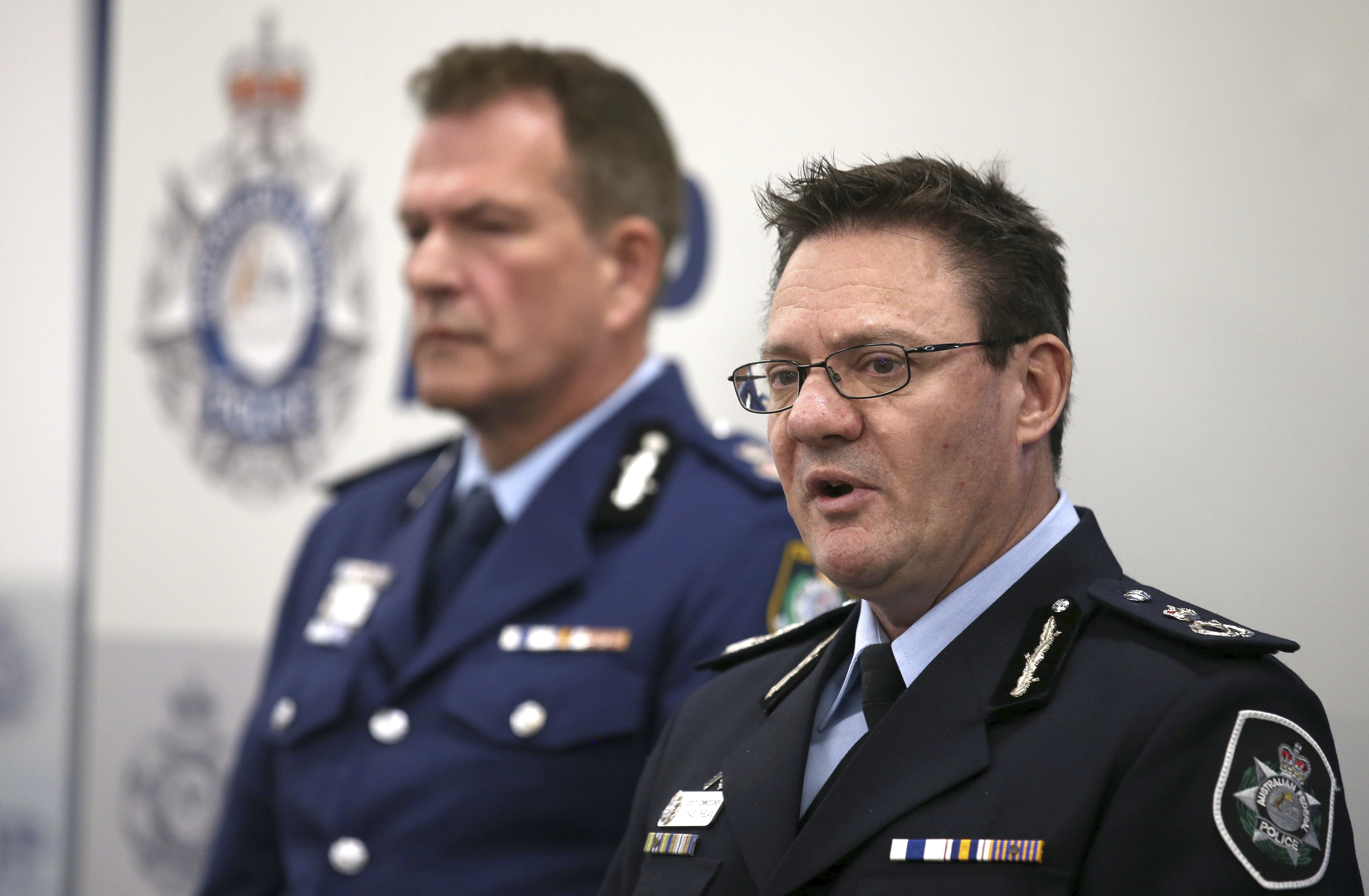 Зам.-шефът на австралийската полиция Майкъл Фелън (вдясно) съобщава подробности за джихадисткия заговор