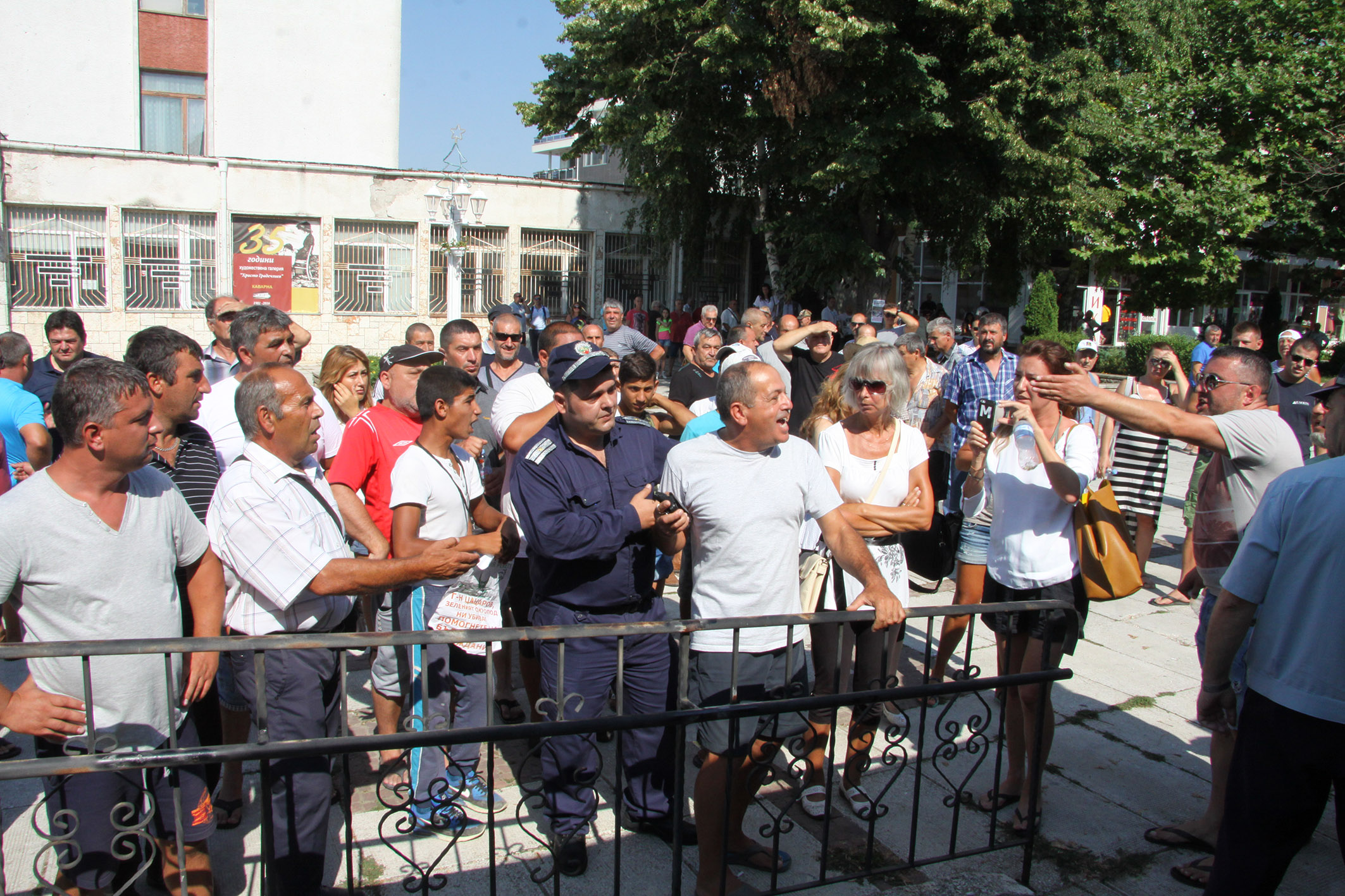 Протестиращи и полиция в сблъсък пред Община Балчик