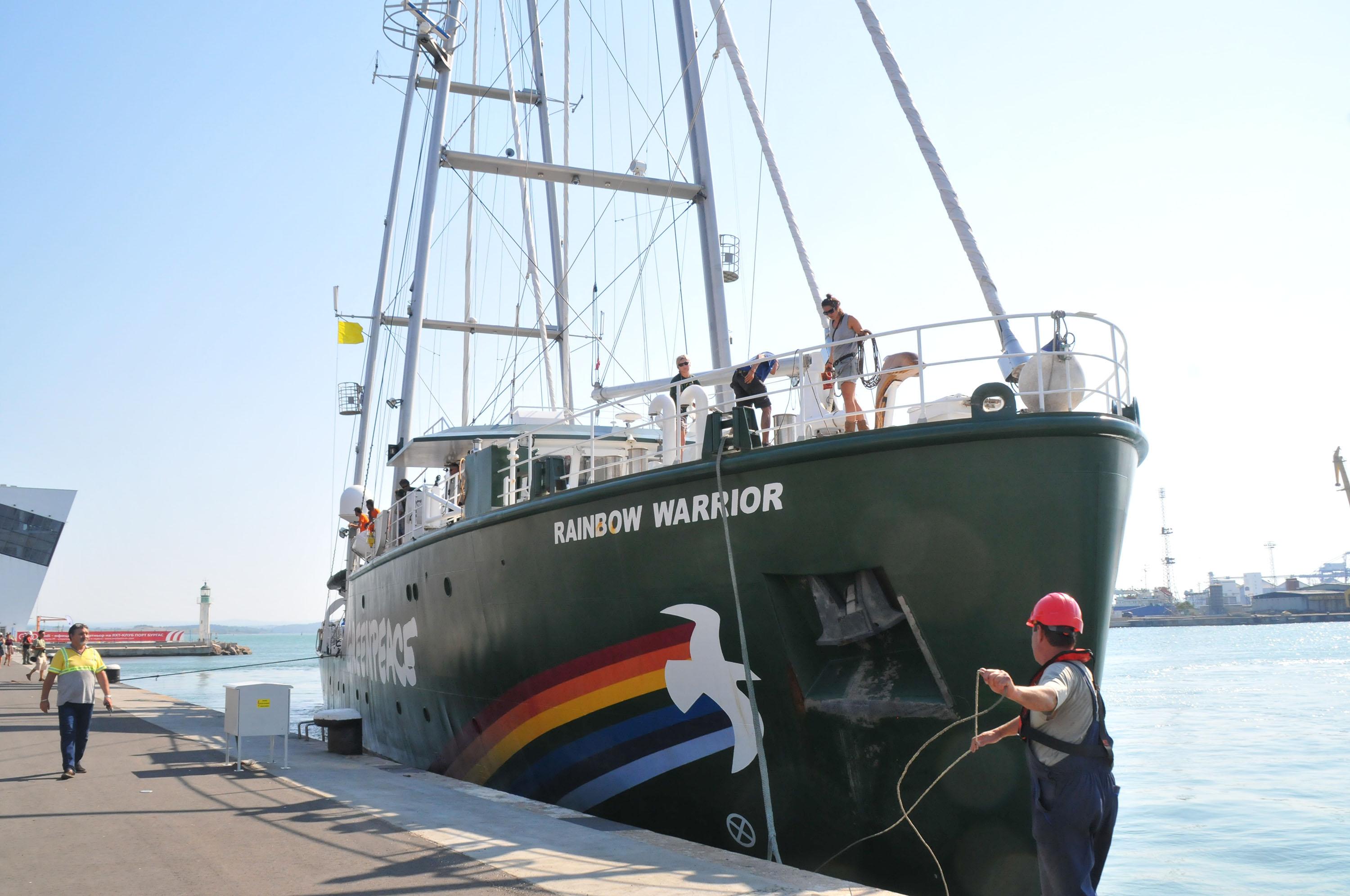 Ветроходният кораб ”Rainbow Warrior” акостира в Бургас