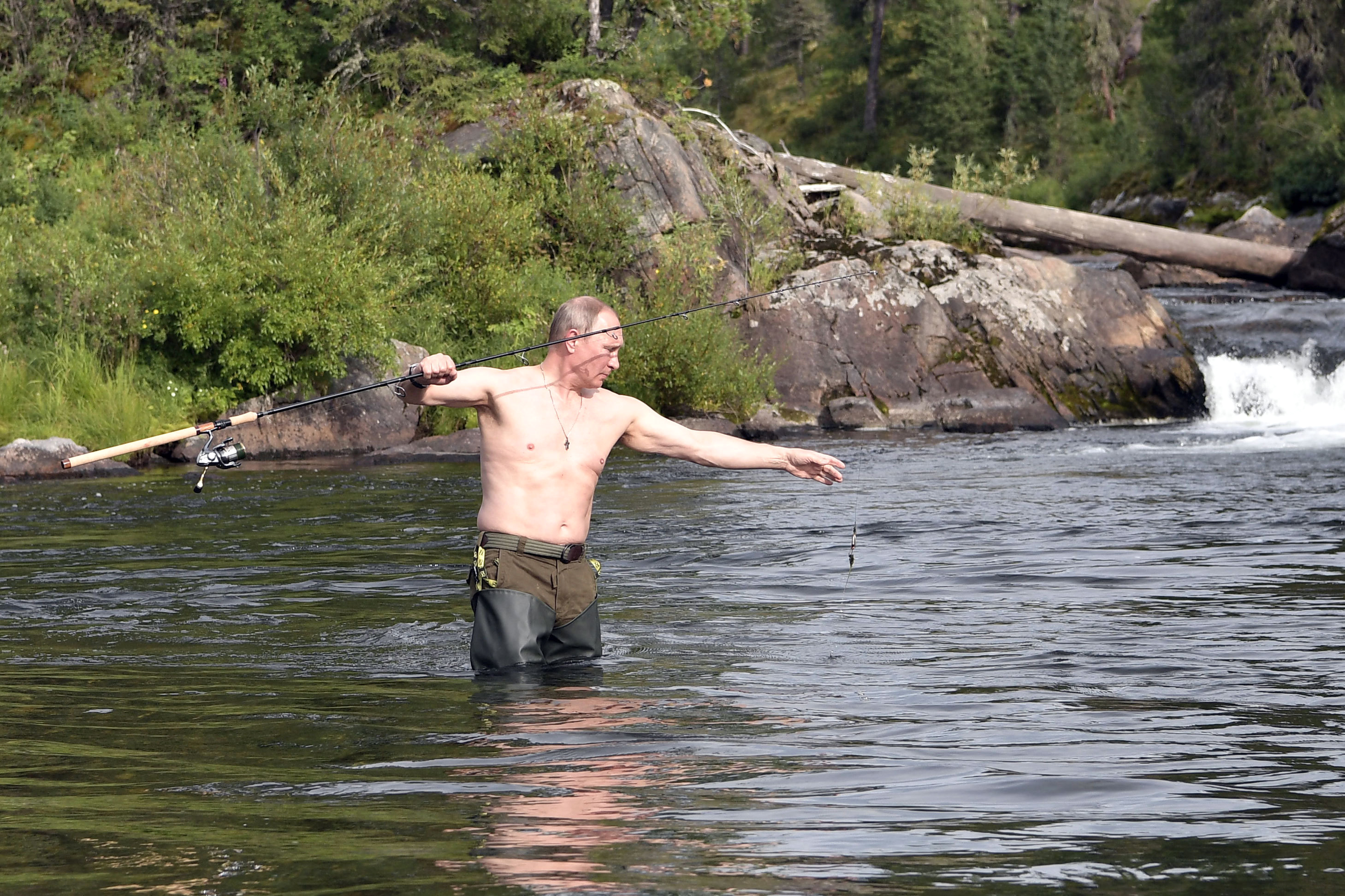 Путин лови риба гол до кръста в Южен Сибир /снимки+видео/