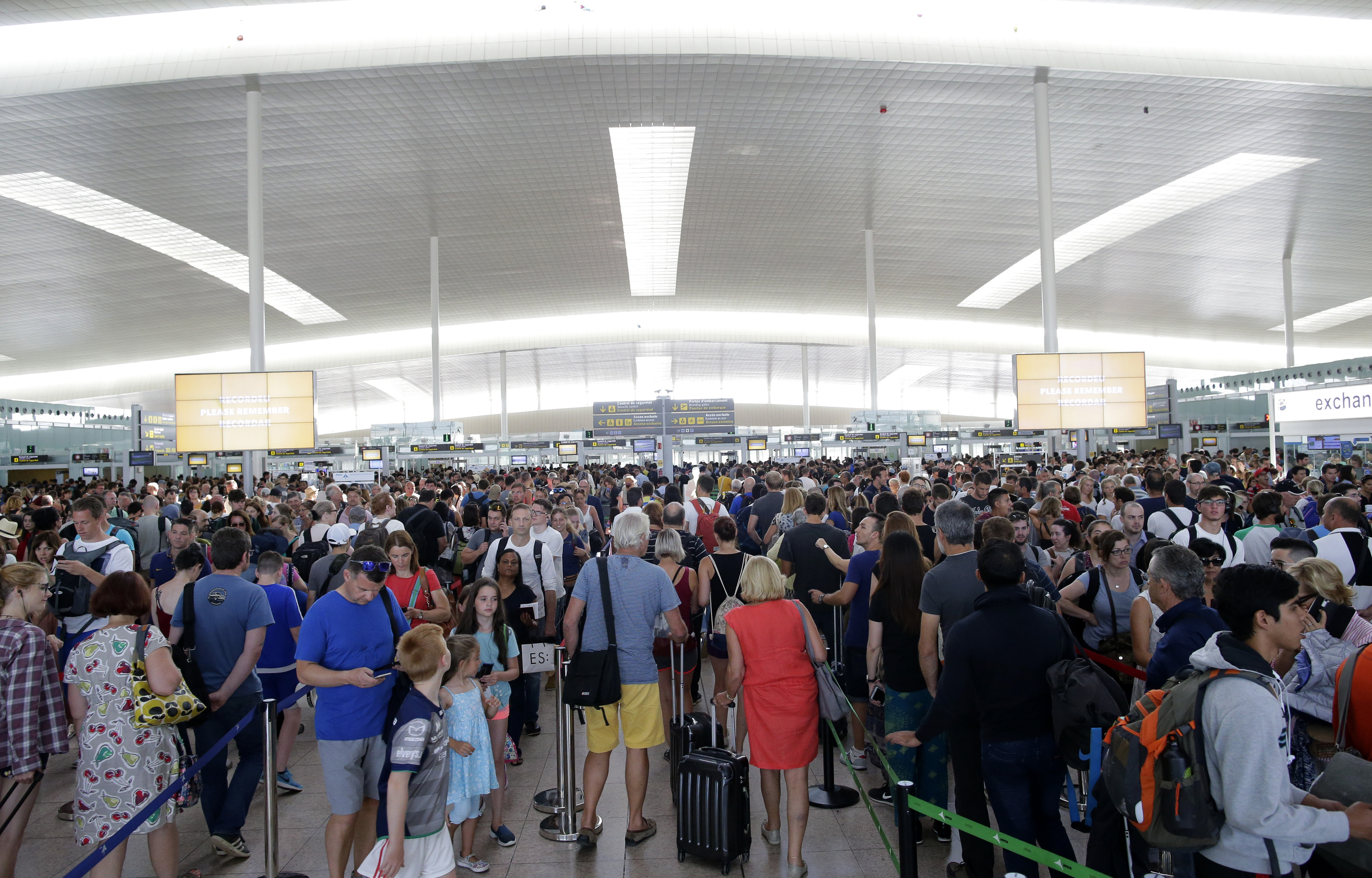 Стачка причини опашки от пътници на летището в Барселона