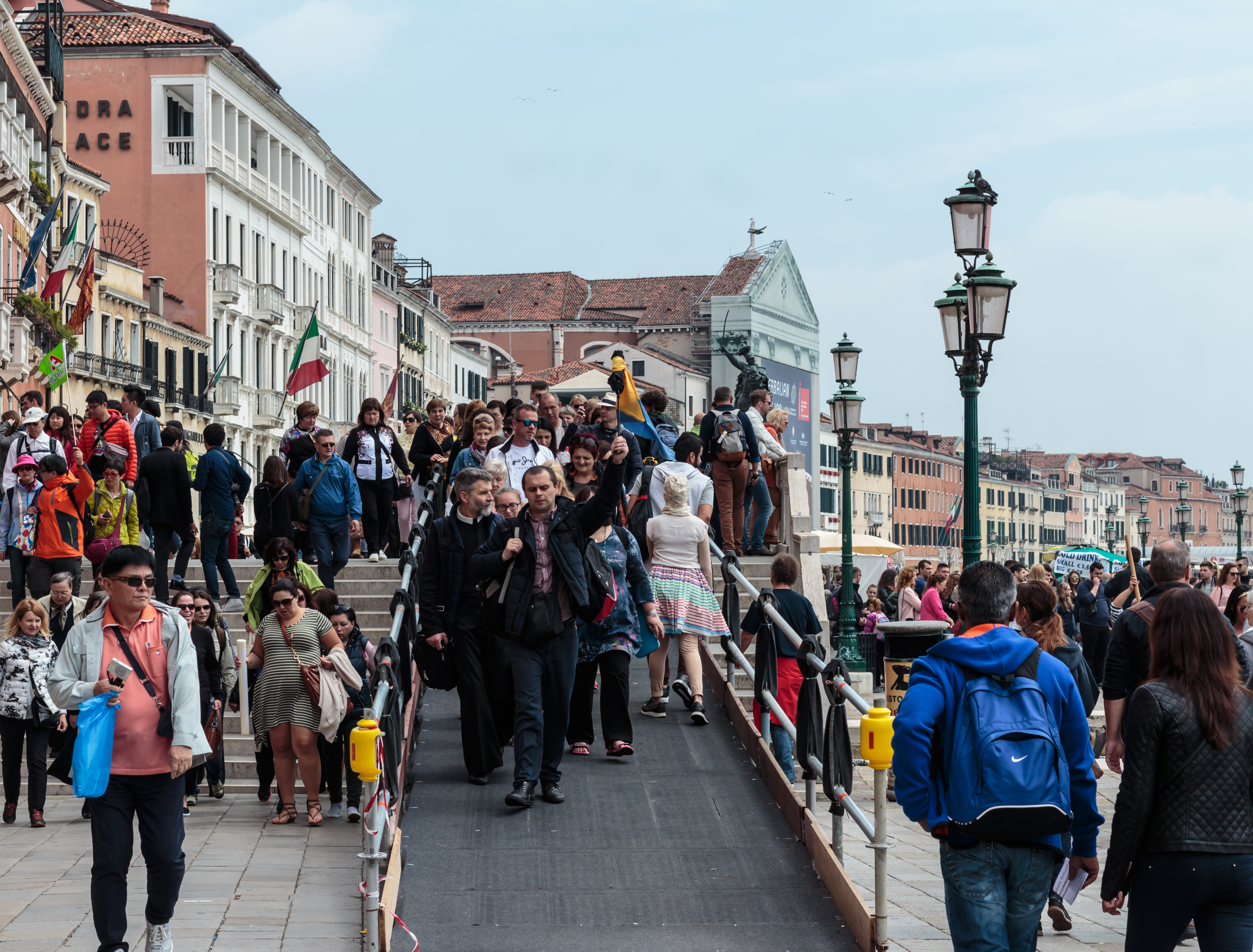 Тълпи от туристи непрекъснато ”пъплят” по крайбрежните улички и мостчета на Венеция