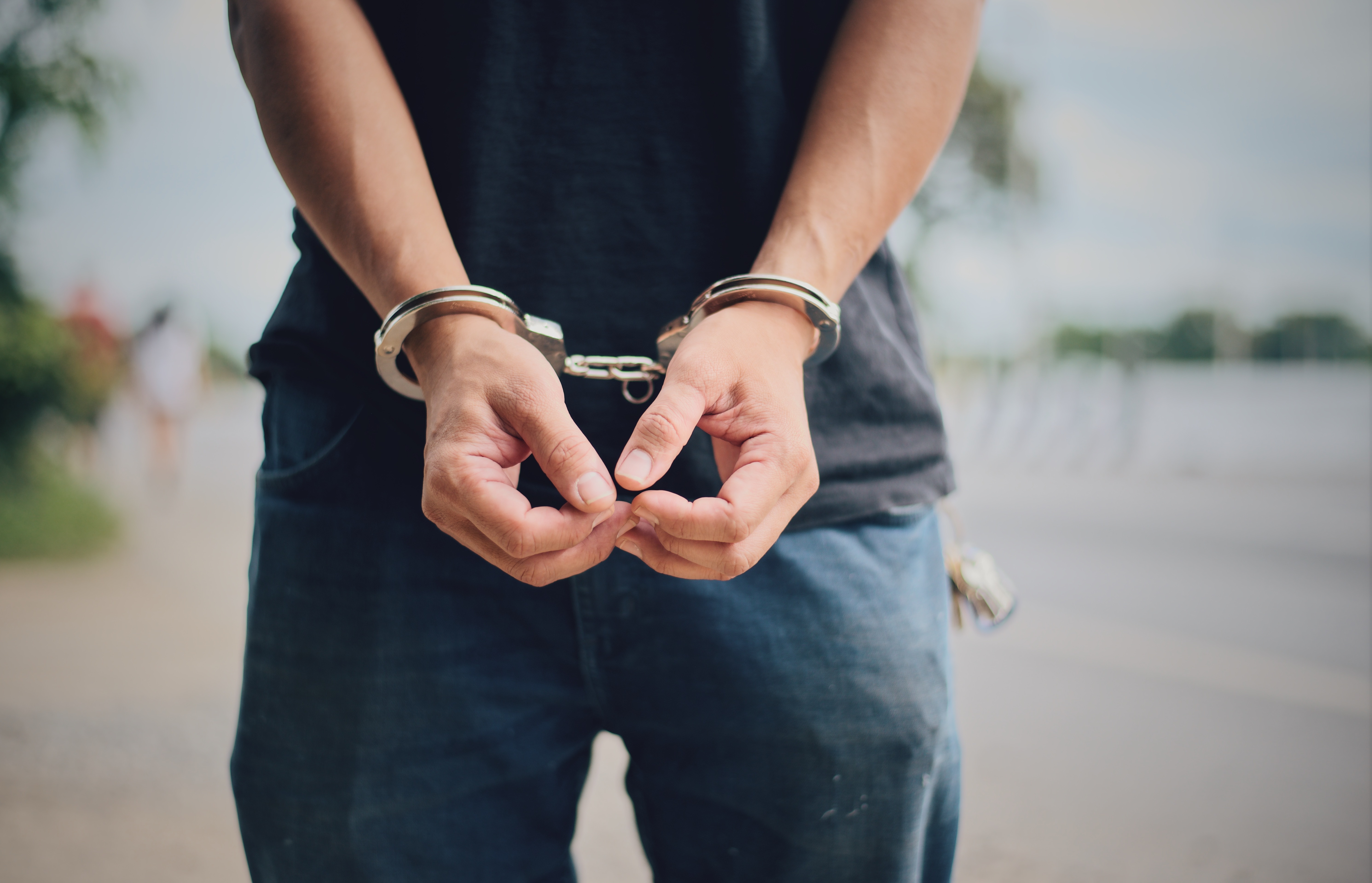 Арестуваха тинейджъри, продавали дрога в училища