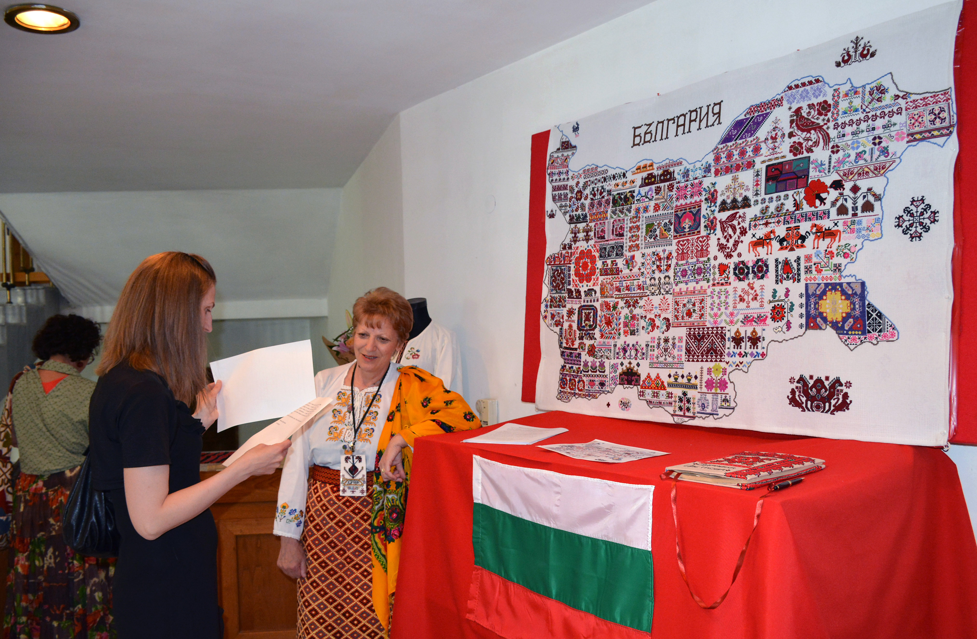 Здравка Цветкова е извезала шевичена карта на България
